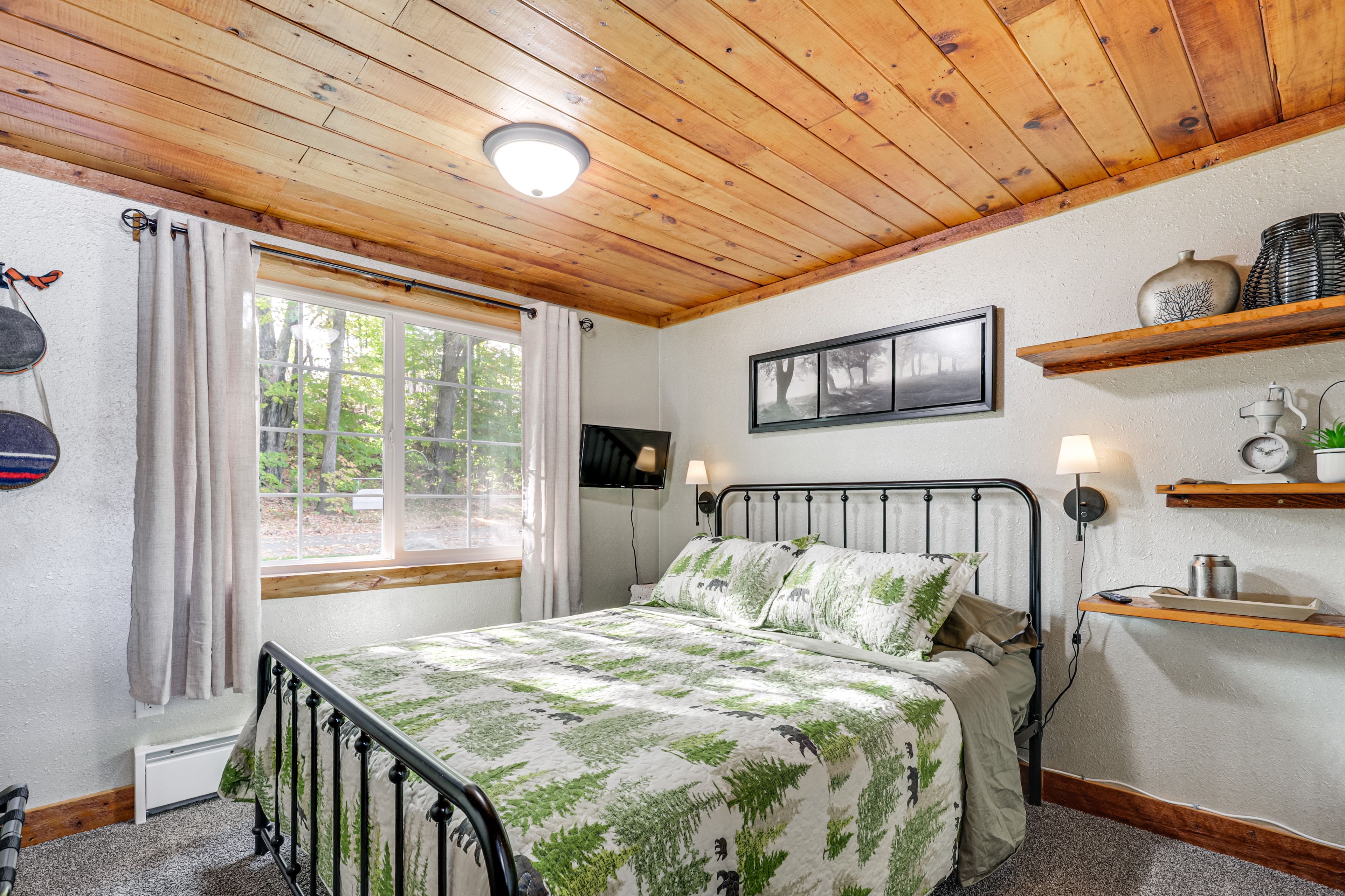 Bedroom 2 | Queen Bed