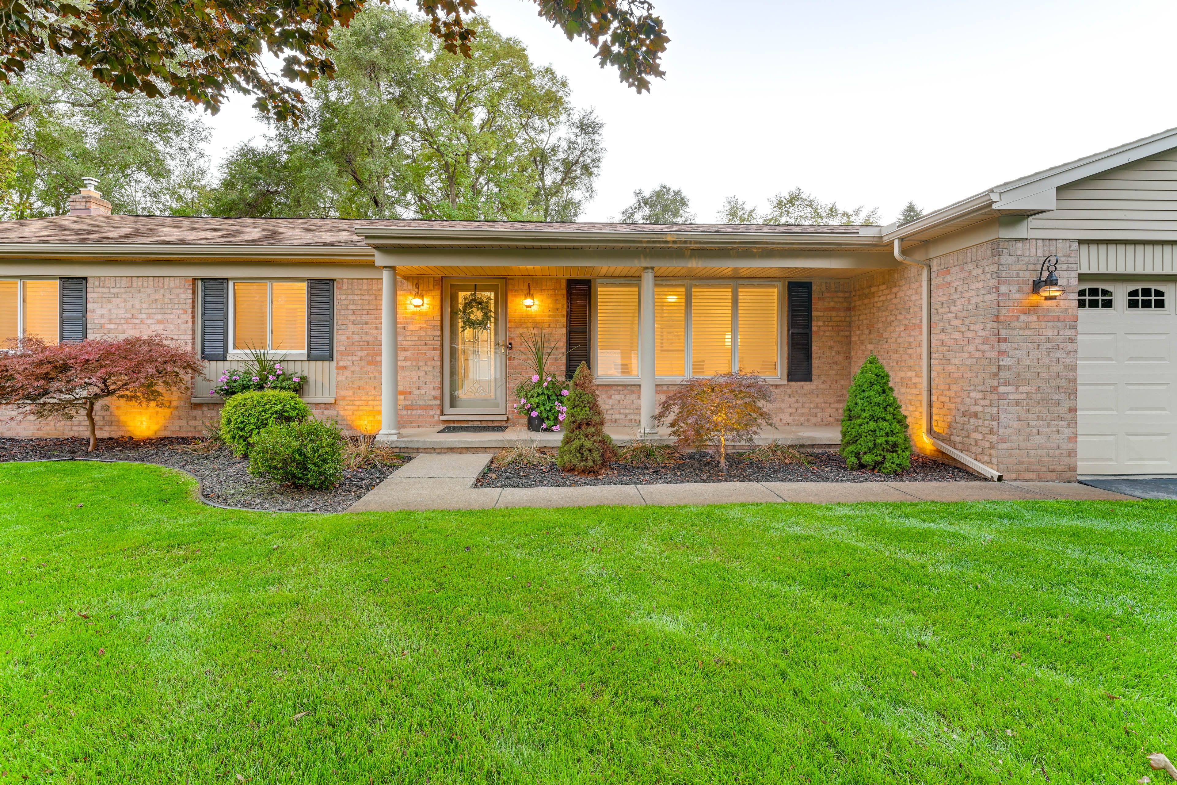 Parking | Driveway (4 Vehicles) | Street Parking