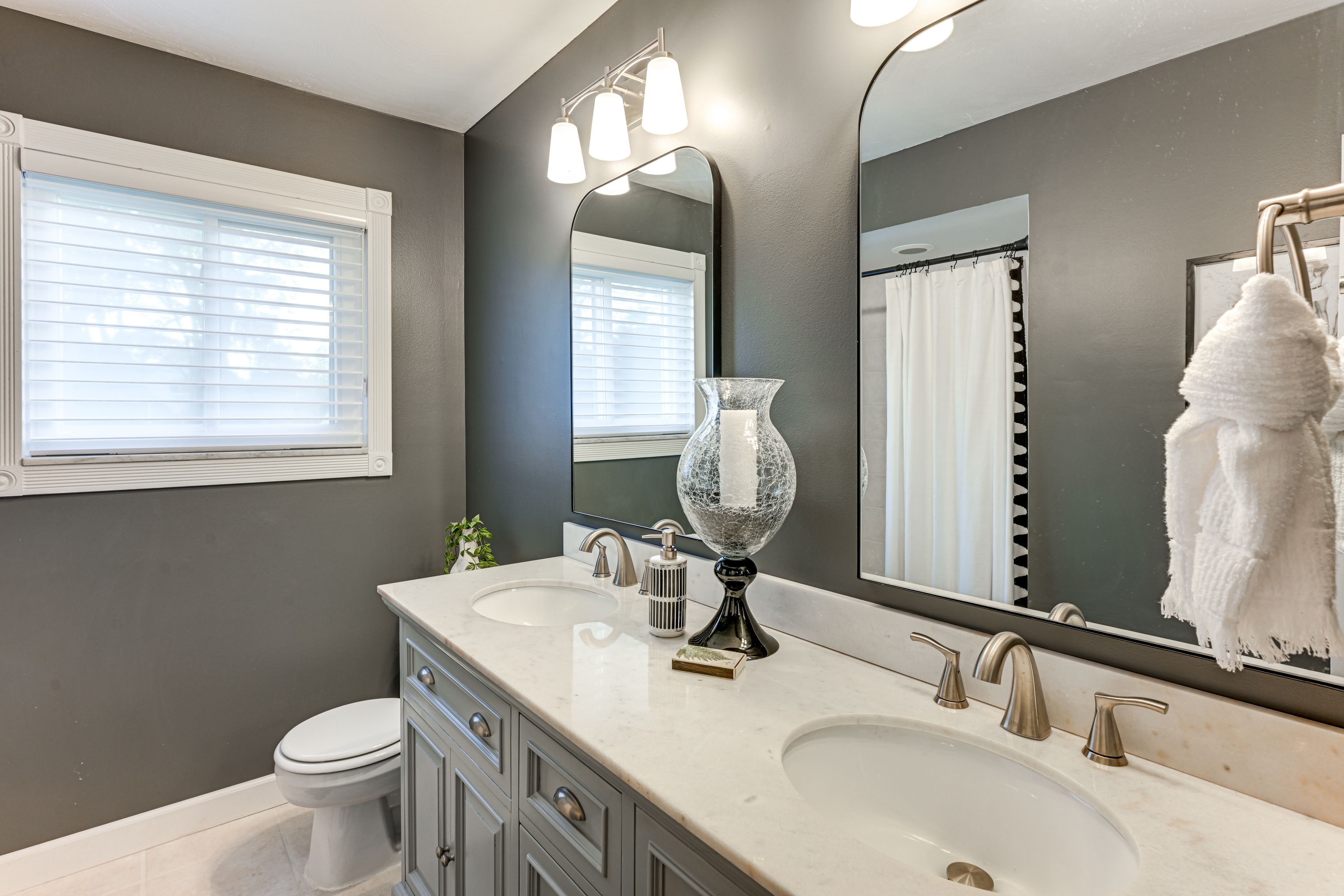 Full Bathroom | Towels Provided