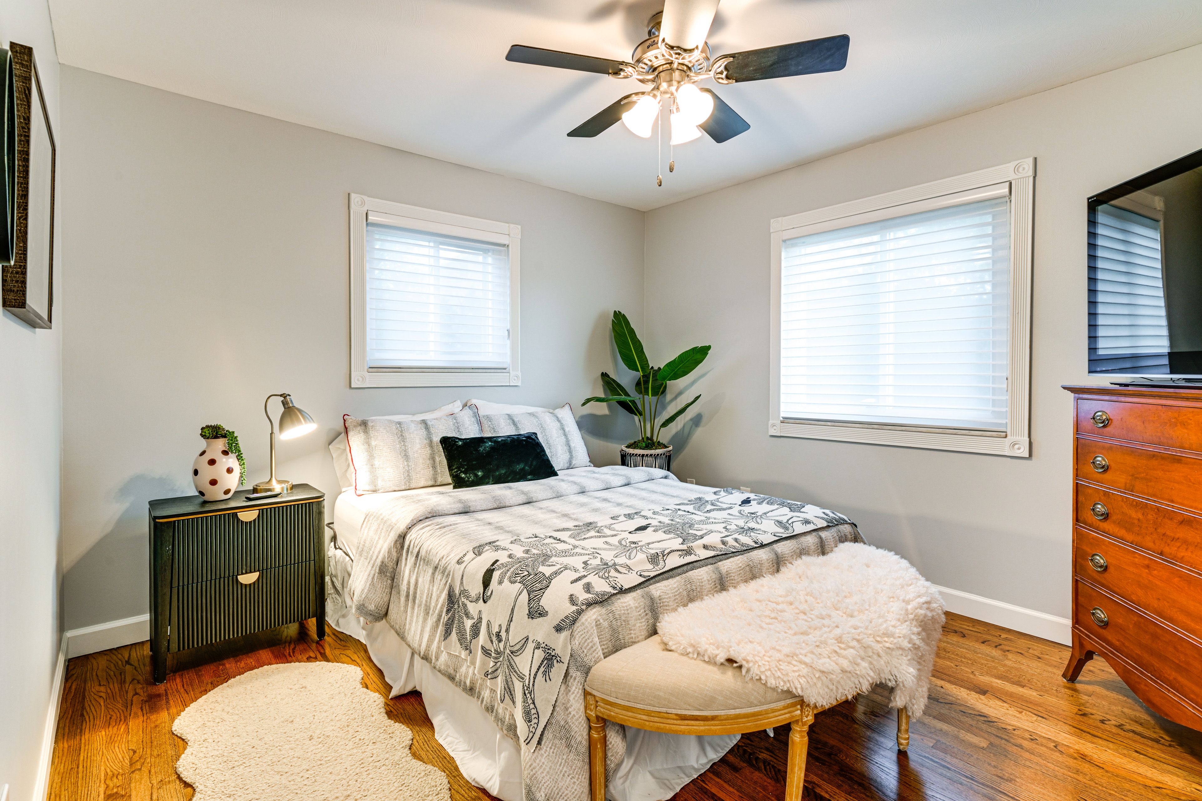 Bedroom 1 | Queen Bed | TV