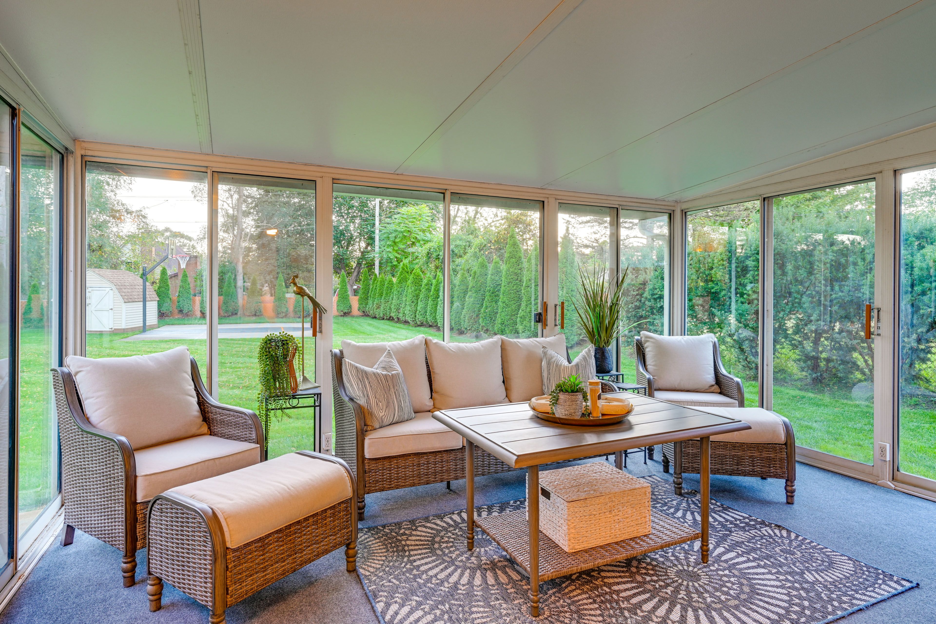 3-Season Room w/ Dining Area