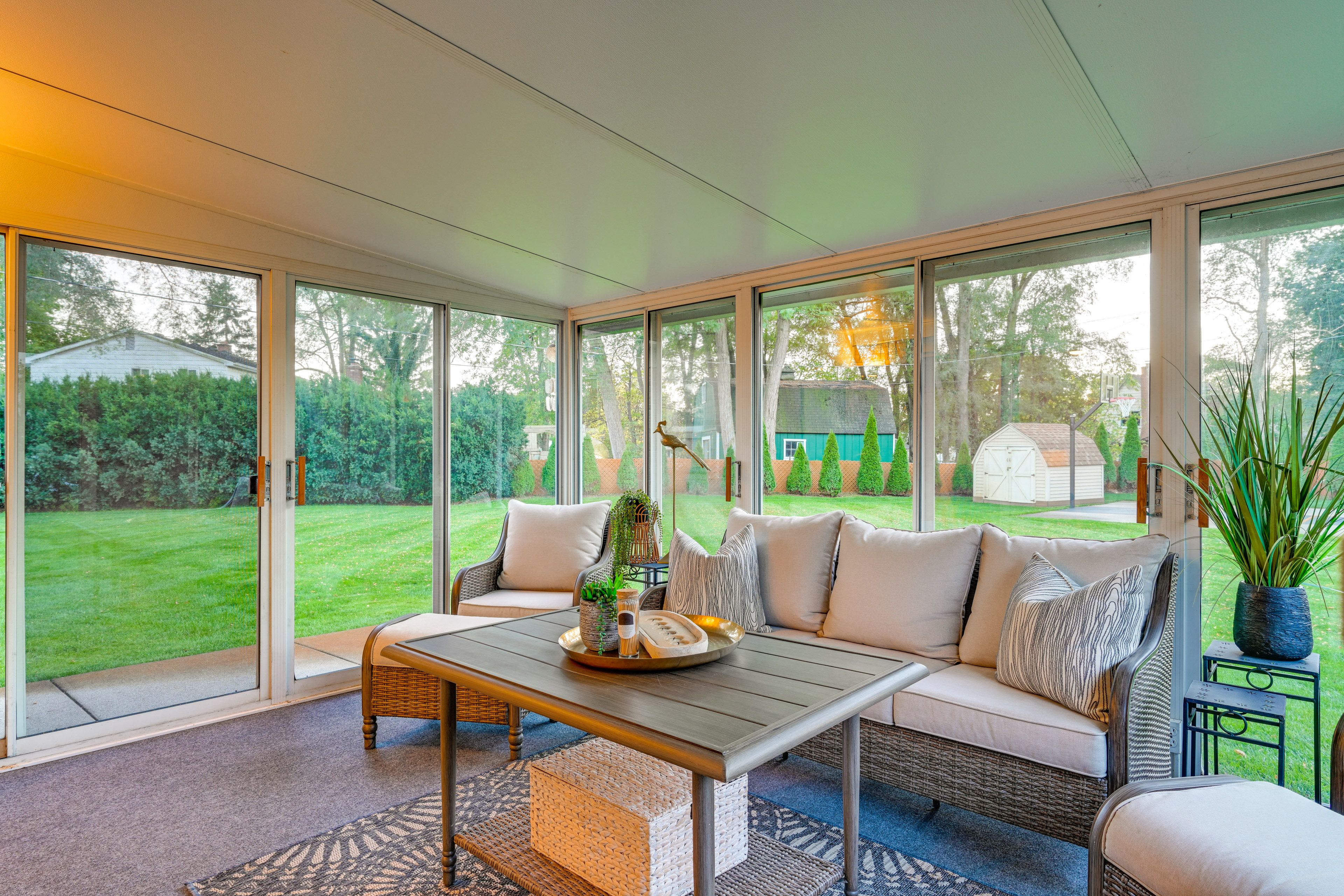 3-Season Room w/ Dining Area