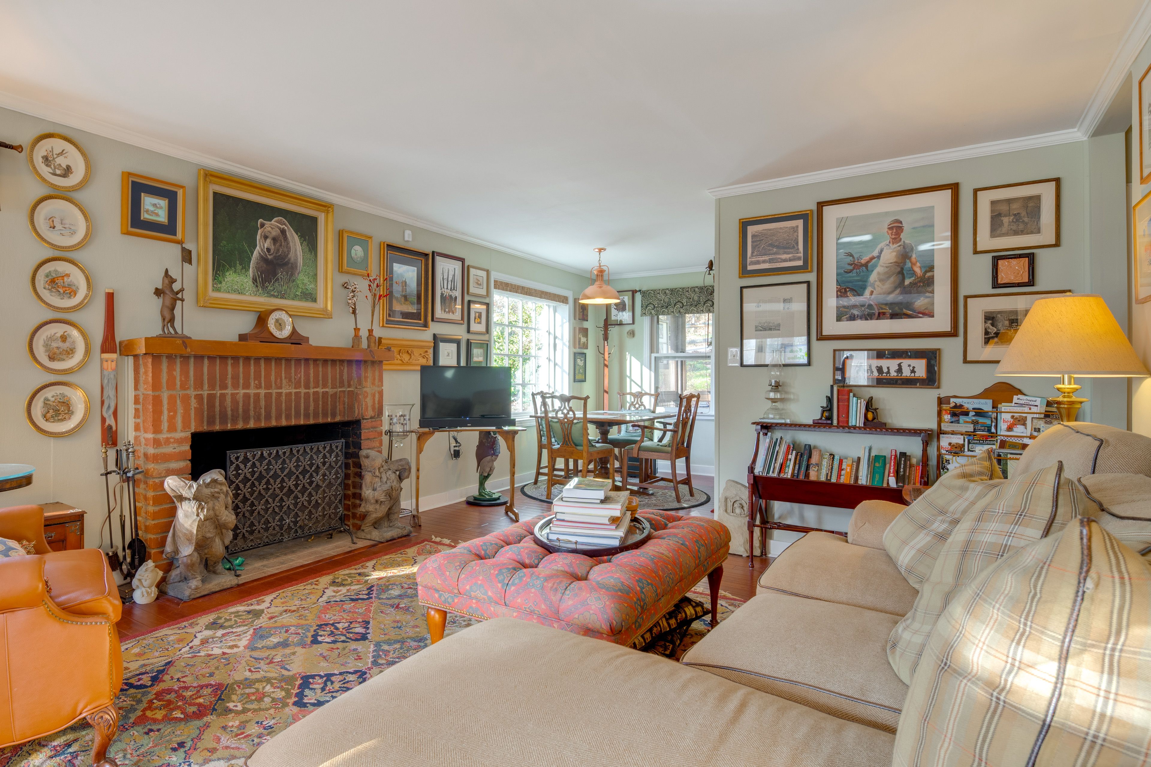 Living Room | Free WiFi | TV