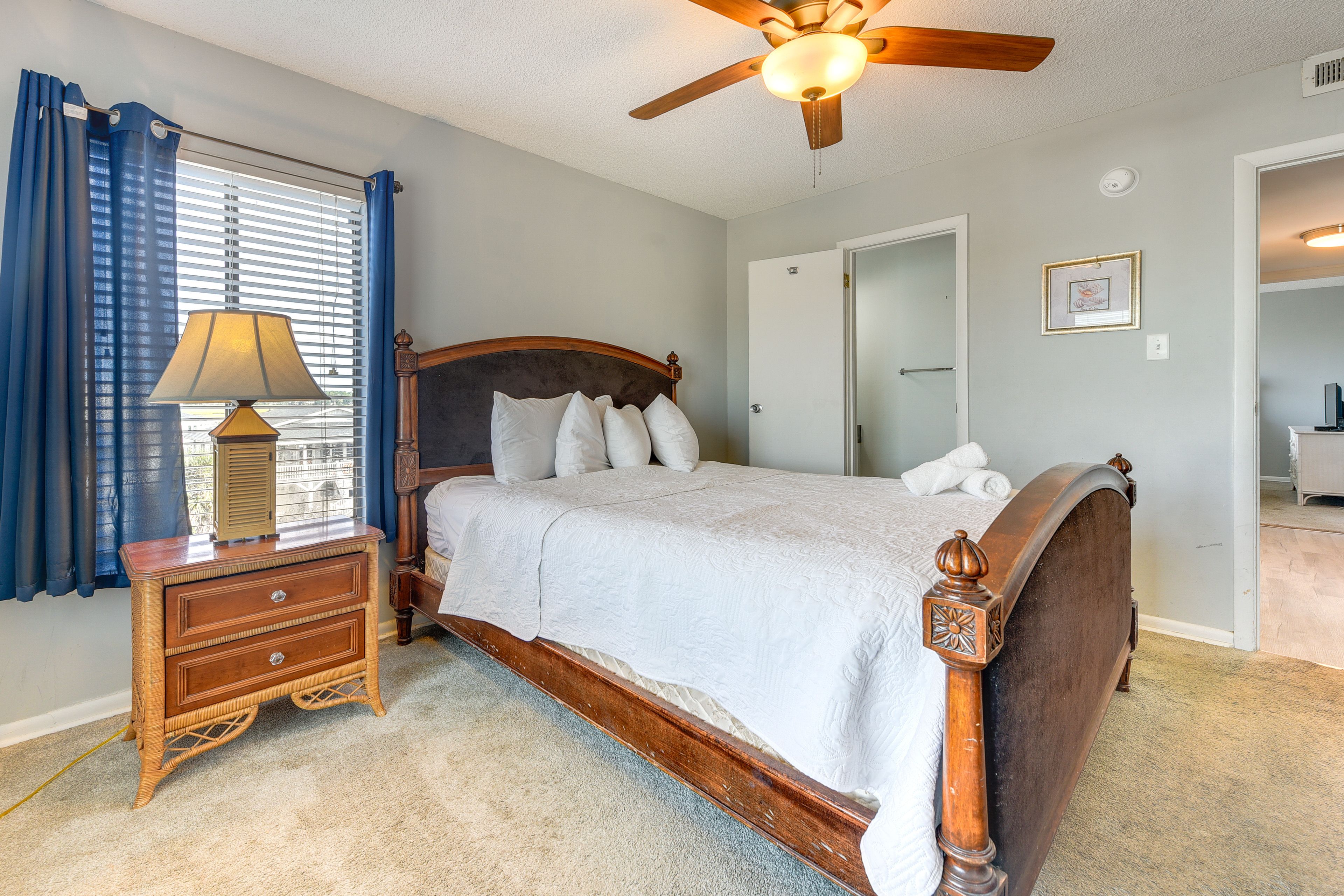 Bedroom 1 | Queen Bed | En-Suite Bathroom
