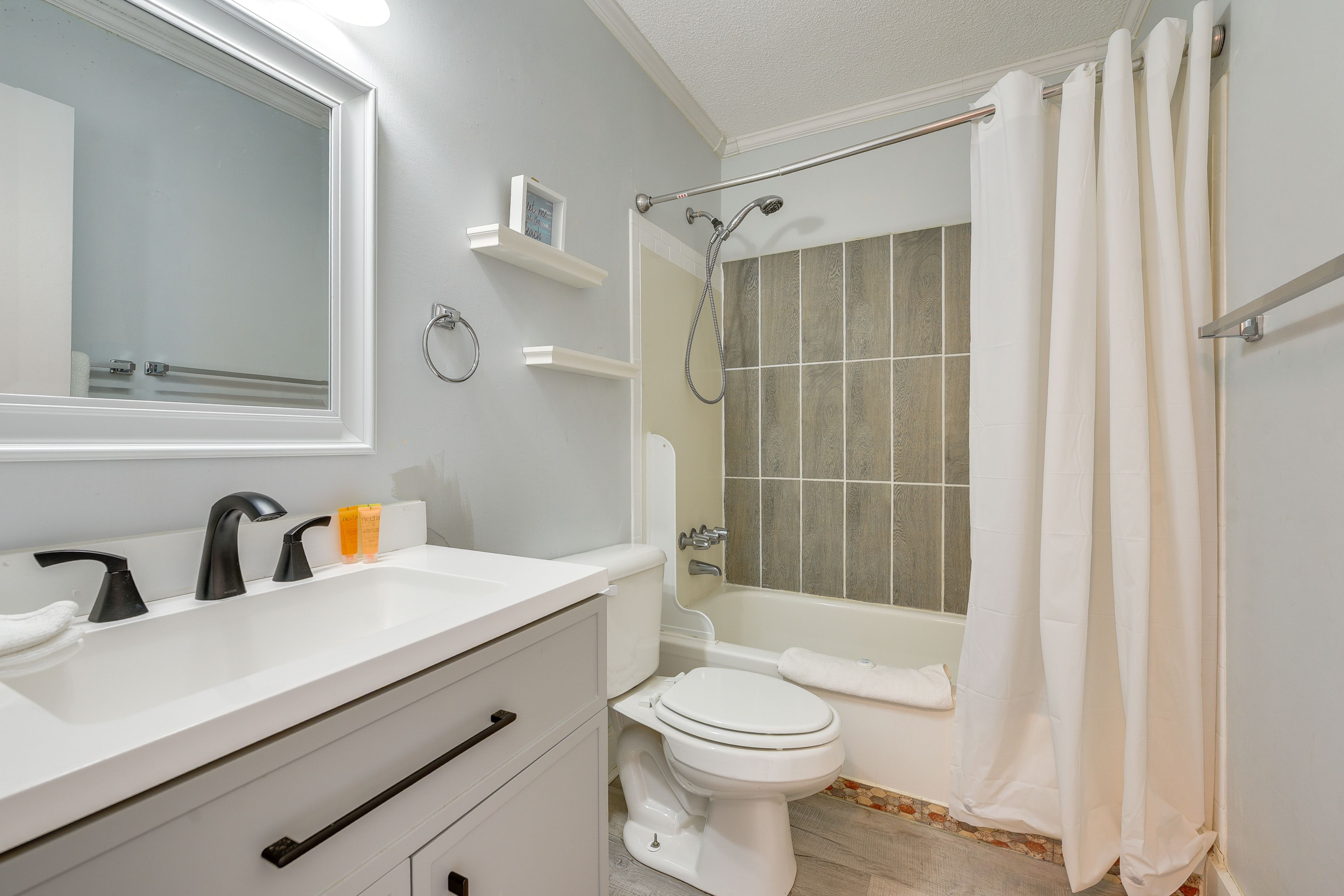 Full Bathroom | Towels Provided