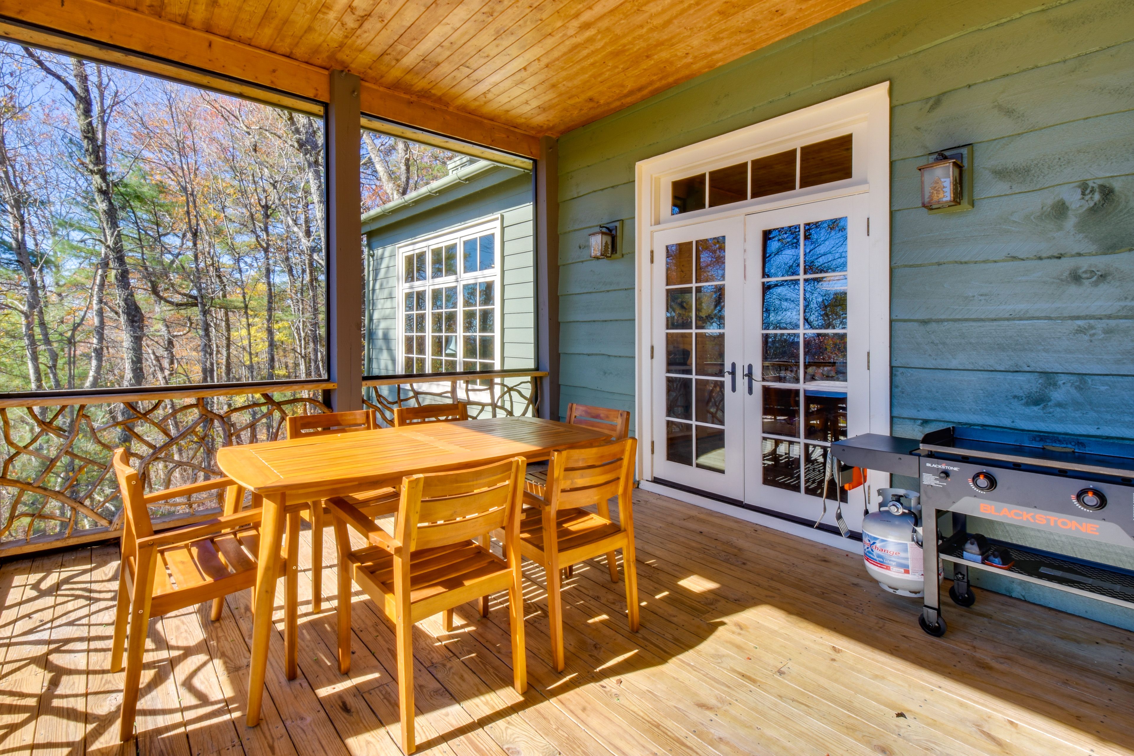 Screened Dining Area | Gas Grill