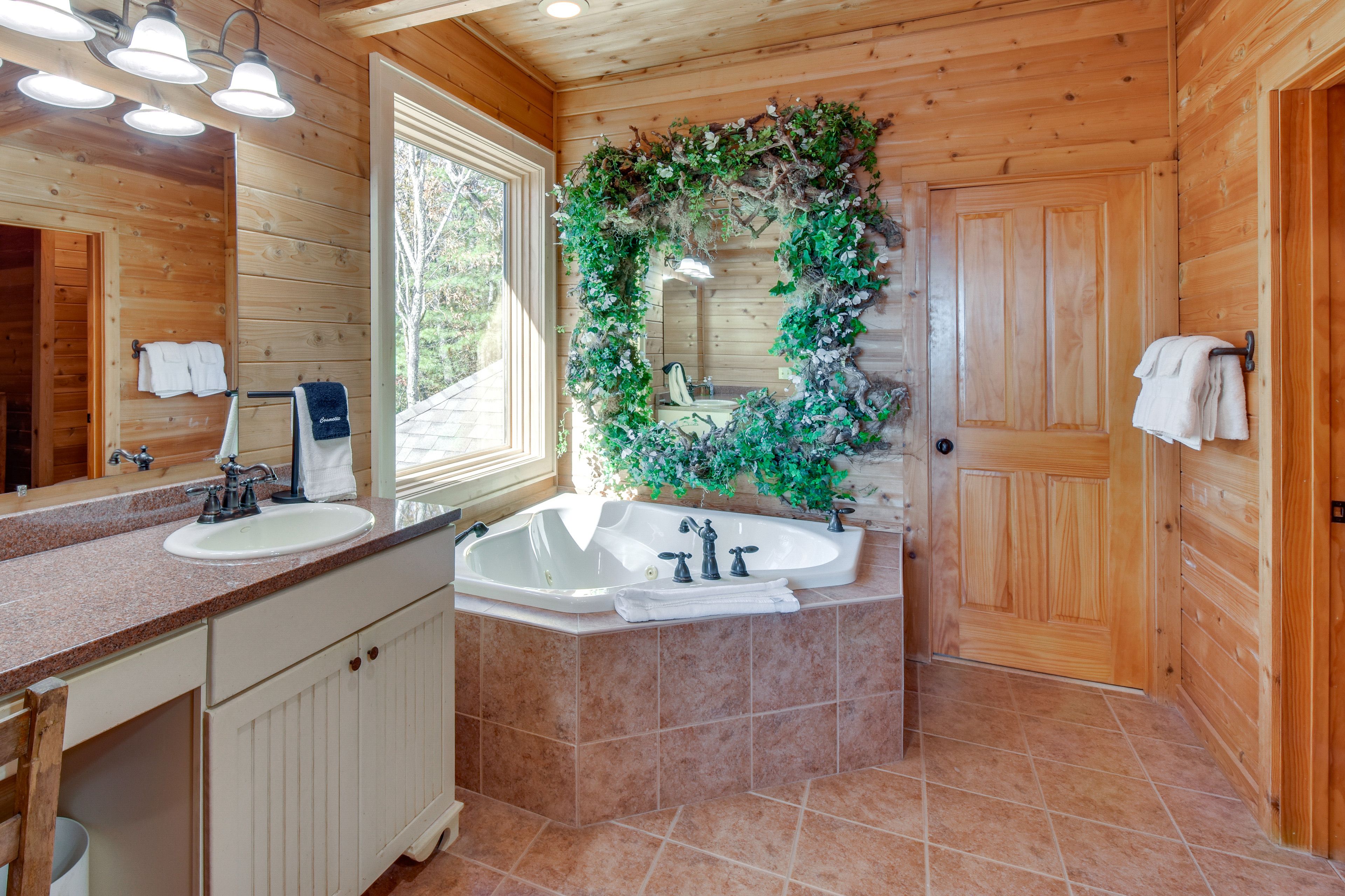 En-Suite Bathroom | Upper Level | Towels Provided