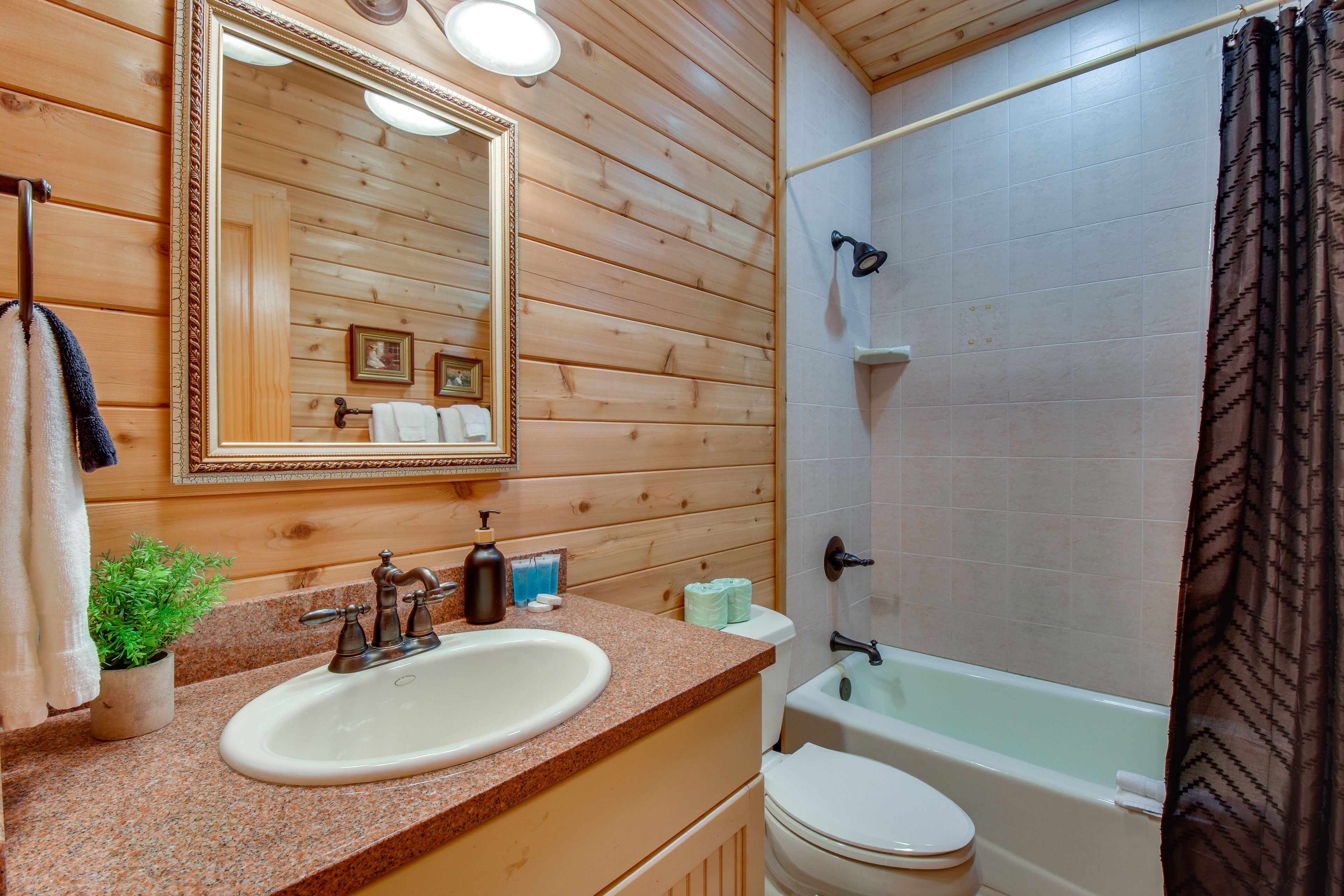 Full Bathroom | Upper Level | Complimentary Toiletries | Hair Dryer