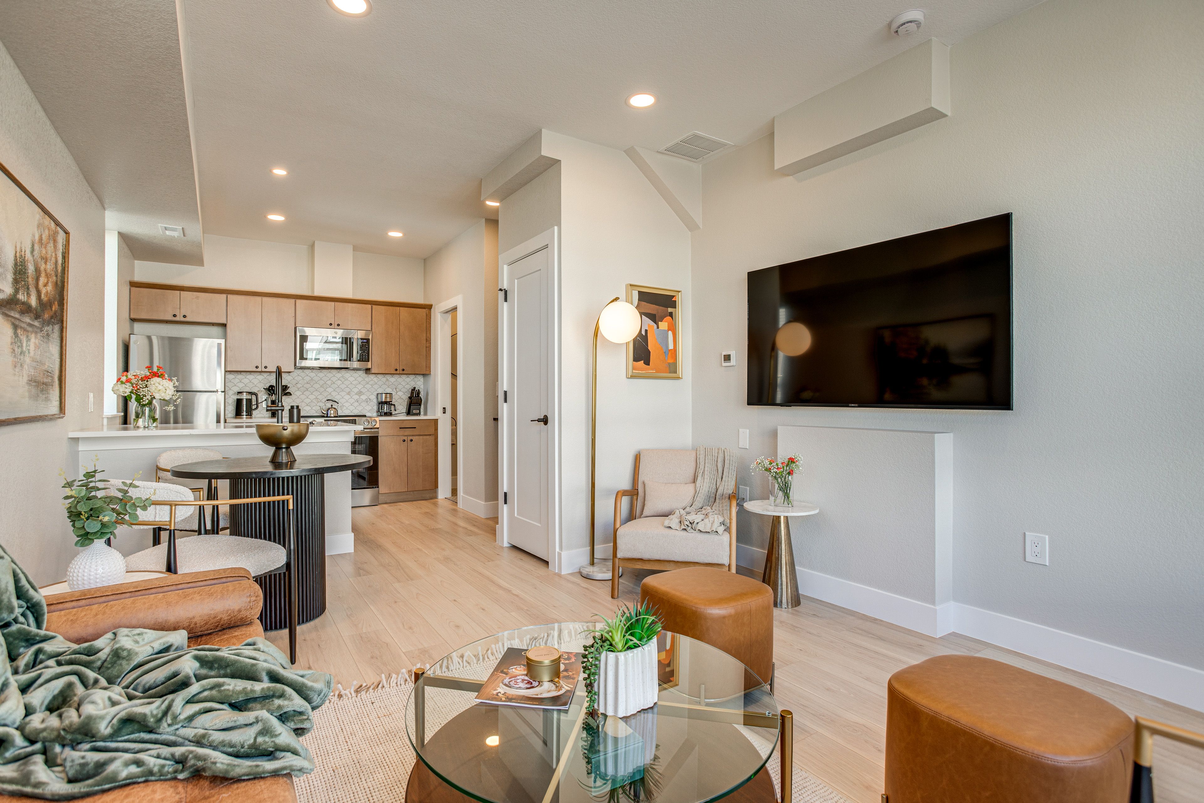Living Room | Free WiFi | Smart TV | Central A/C | 2nd Floor