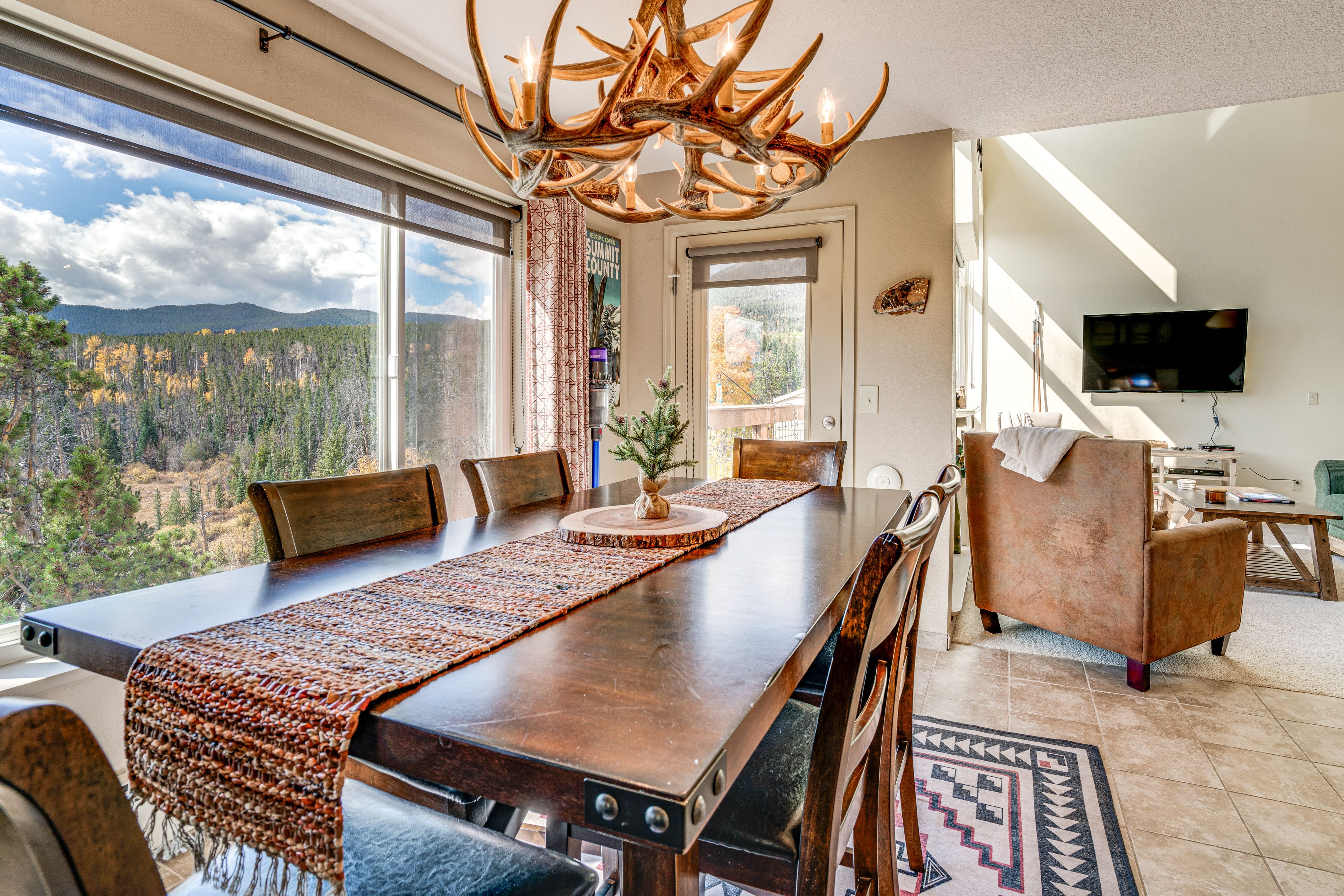 Dining Area | Dishware/Flatware Provided | 1st Floor