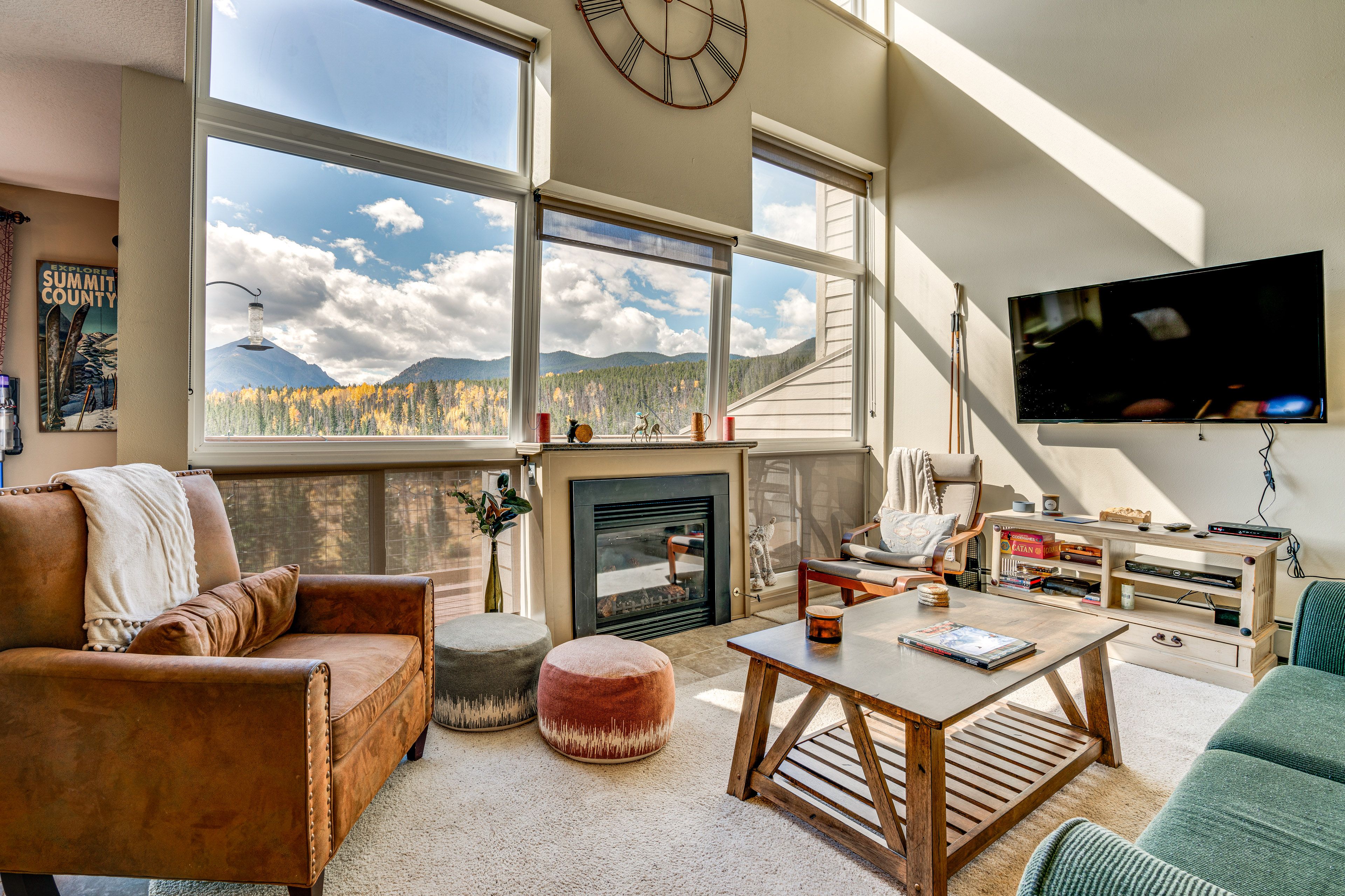 Living Room | Free WiFi | Gas Fireplace