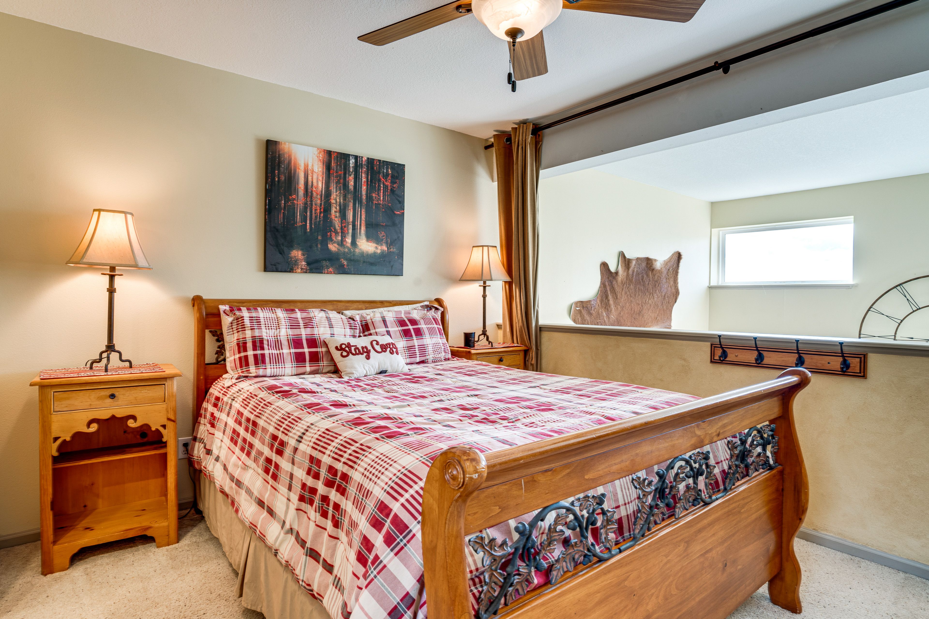 Bedroom 2 (Loft) | Queen Bed | Workspace | En-Suite Bathroom | 2nd Floor