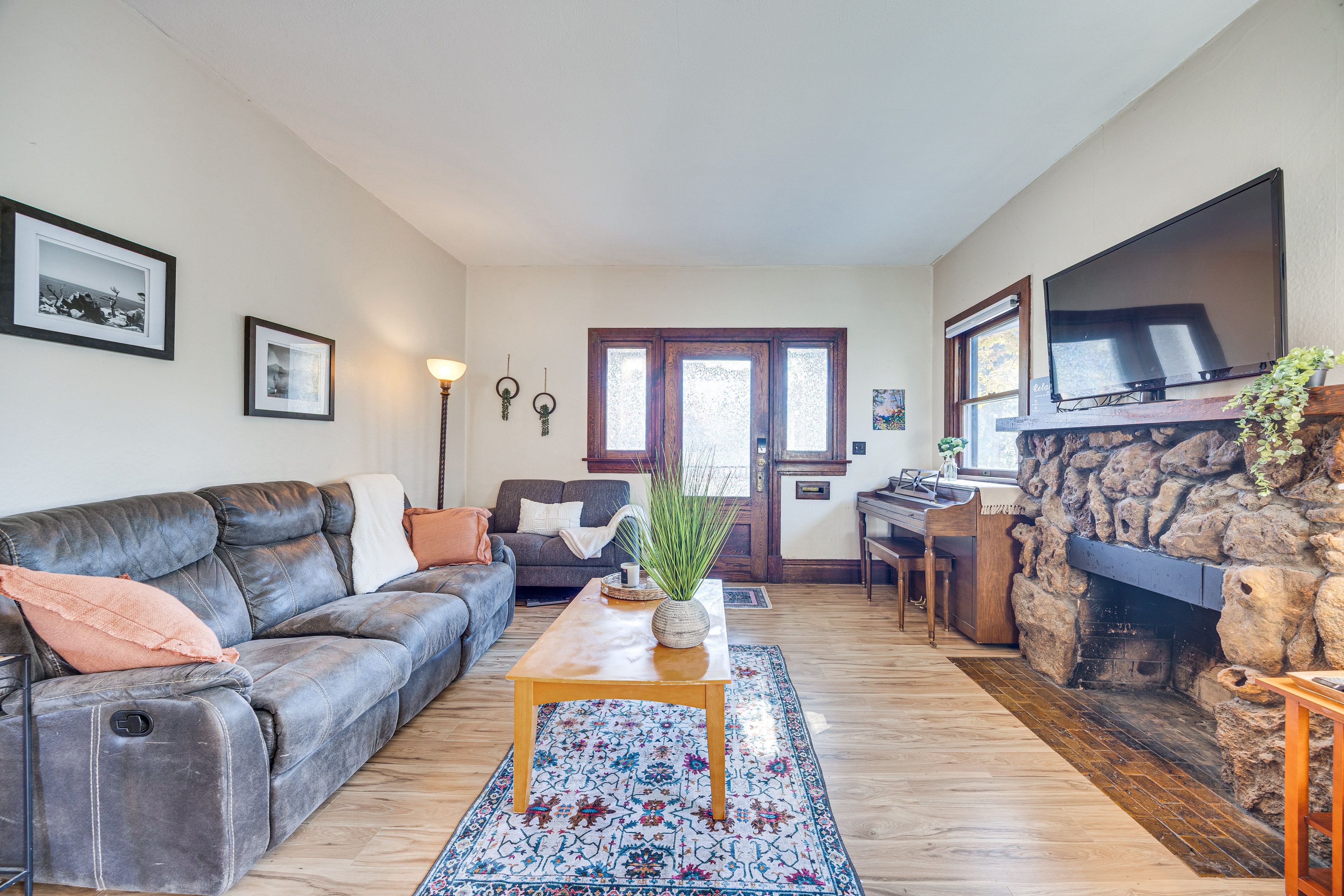 Living Room | Free WiFi | Central Heating & Air Conditioning