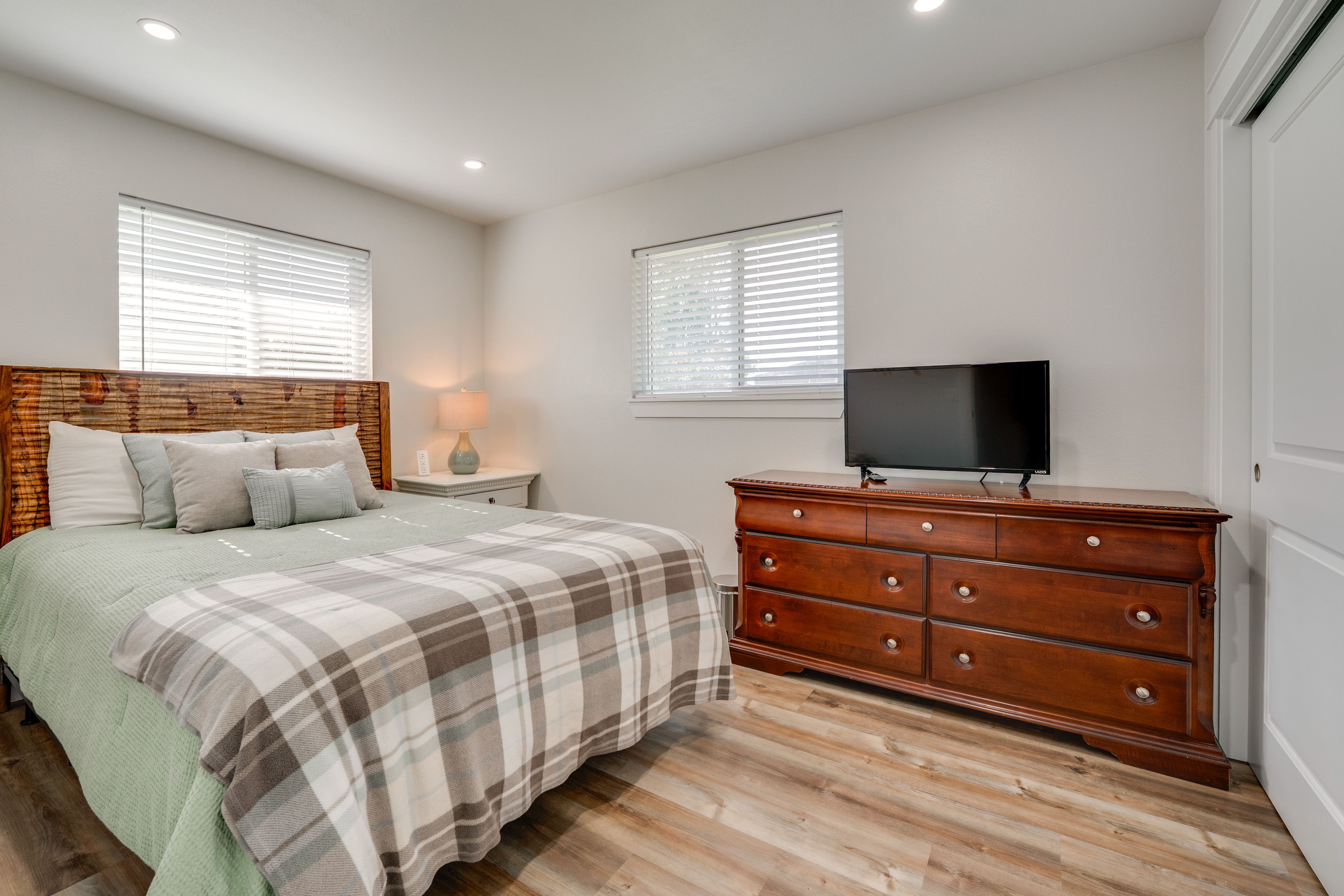 Bedroom 2 | Queen Bed