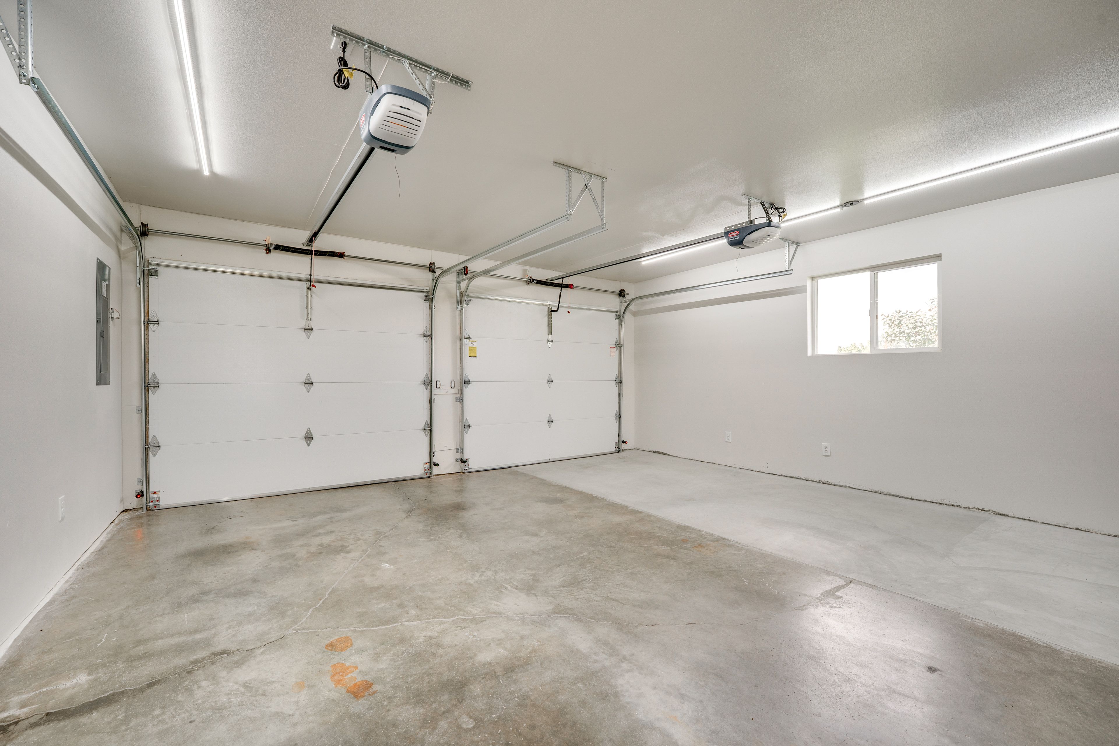 Parking | Driveway (2 Vehicles) | Garage (2 Vehicles)