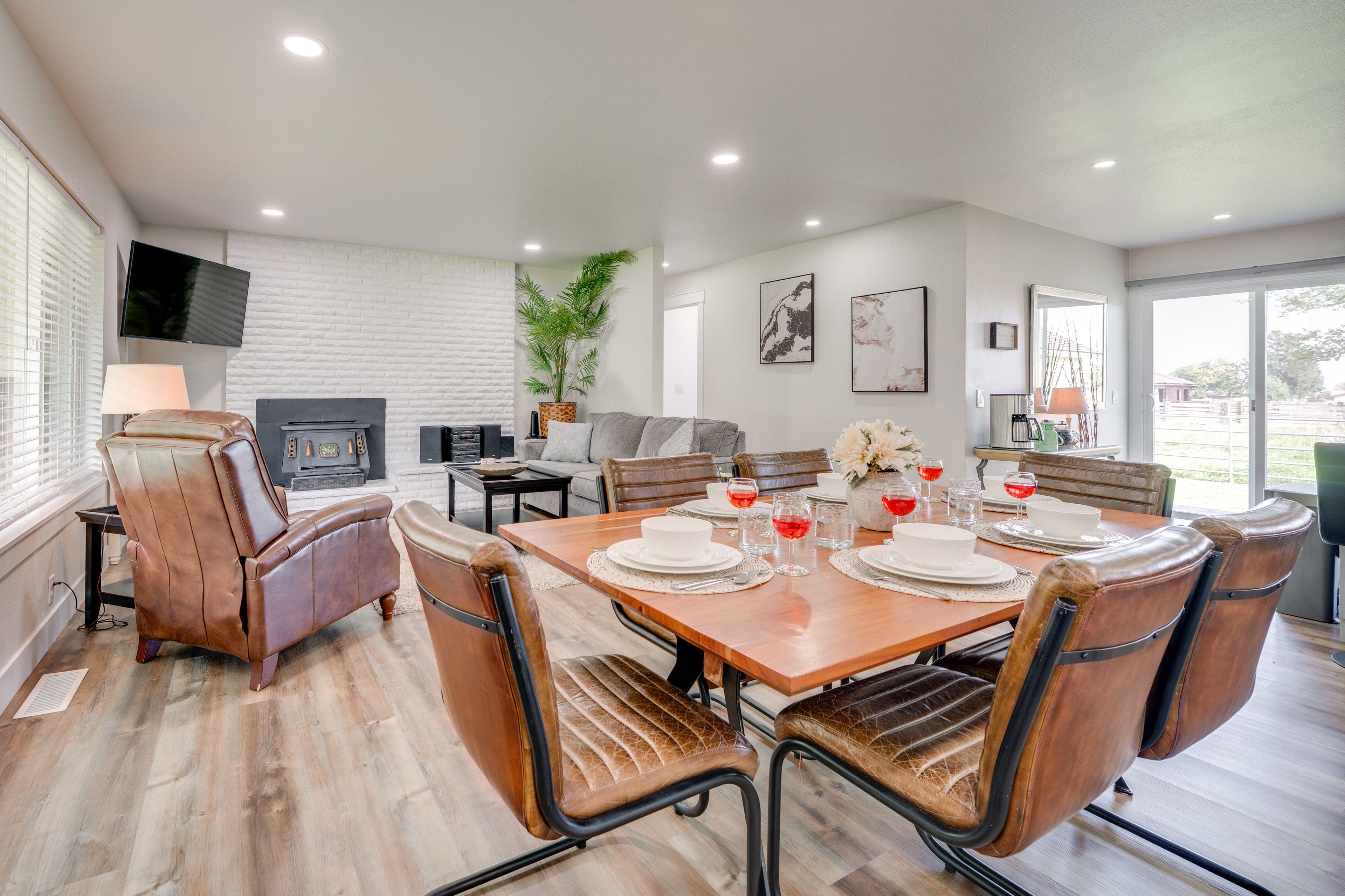 Dining Area | Dishware & Flatware Provided