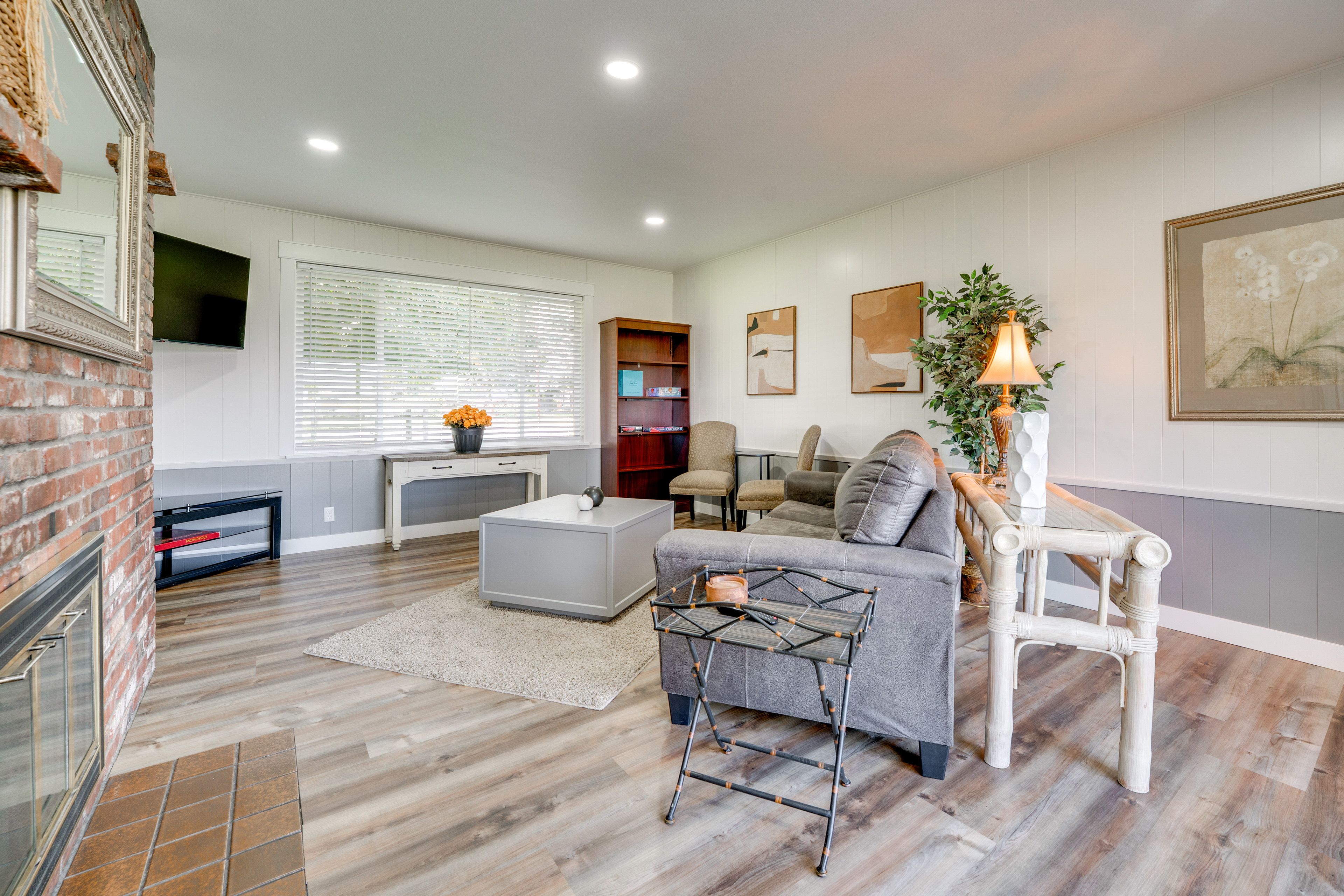 Sitting Room | Free WiFi | Smart TV | Central A/C | Queen Sleeper Sofa