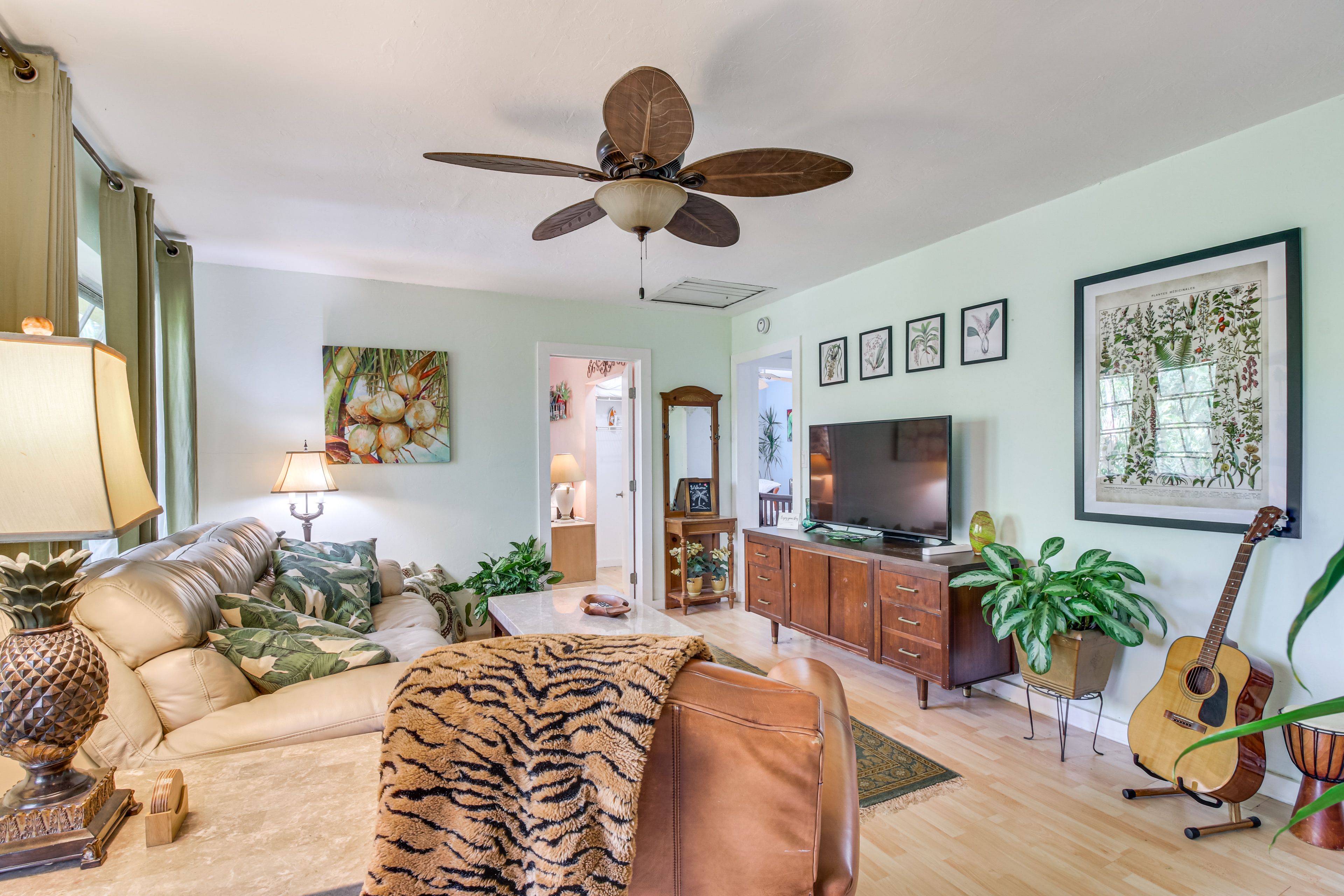 Miami Vacation Rental | 2BR | 1BA | Steps Required | 700 Sq Ft