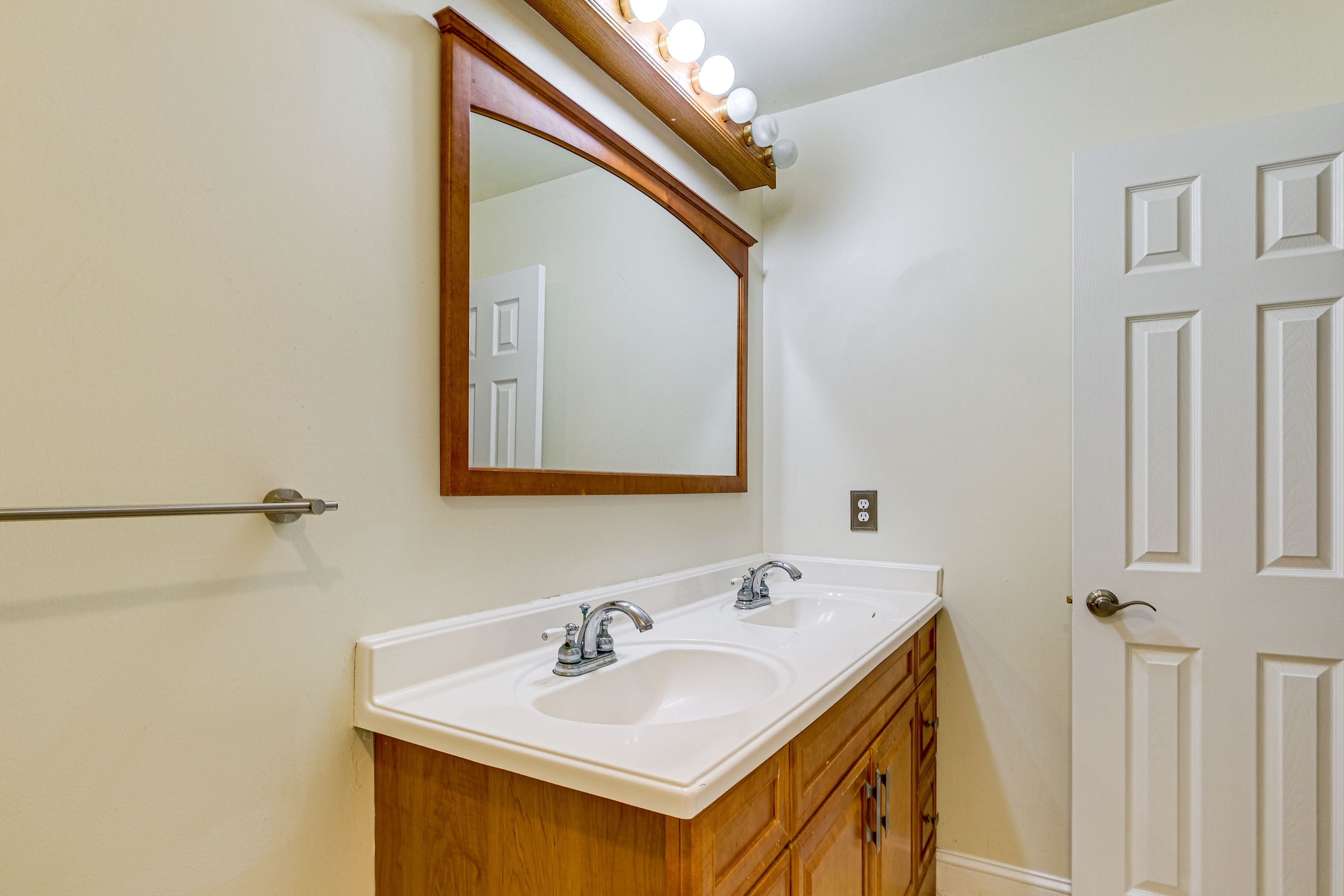 Full Bathroom | Towels Provided