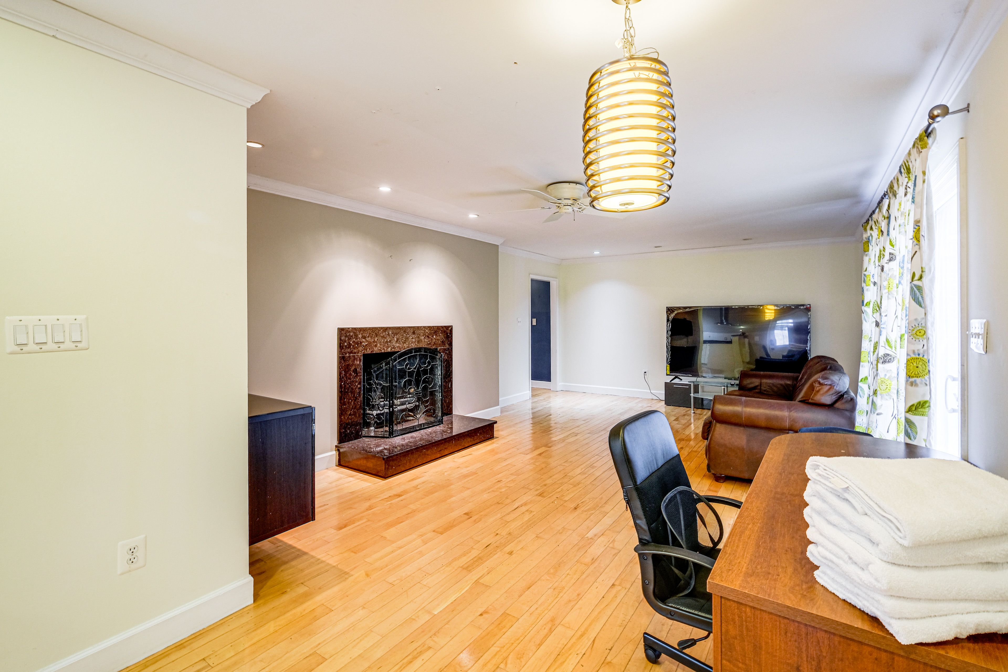 Living Room | Gas Fireplace | Smart TV | Free WiFi | Central A/C & Heating