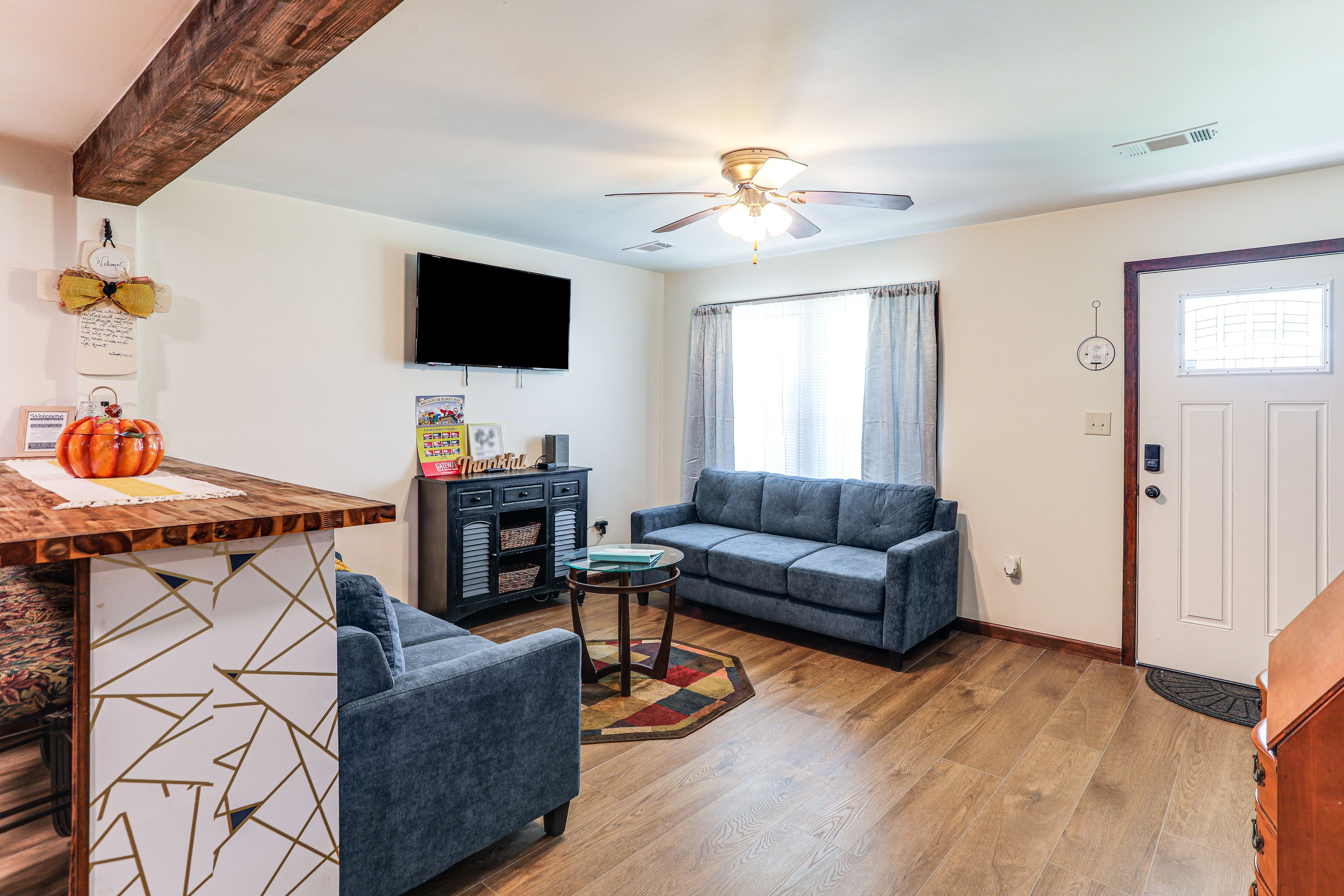 Living Room | Central A/C & Heating | Free WiFi | Smart TV