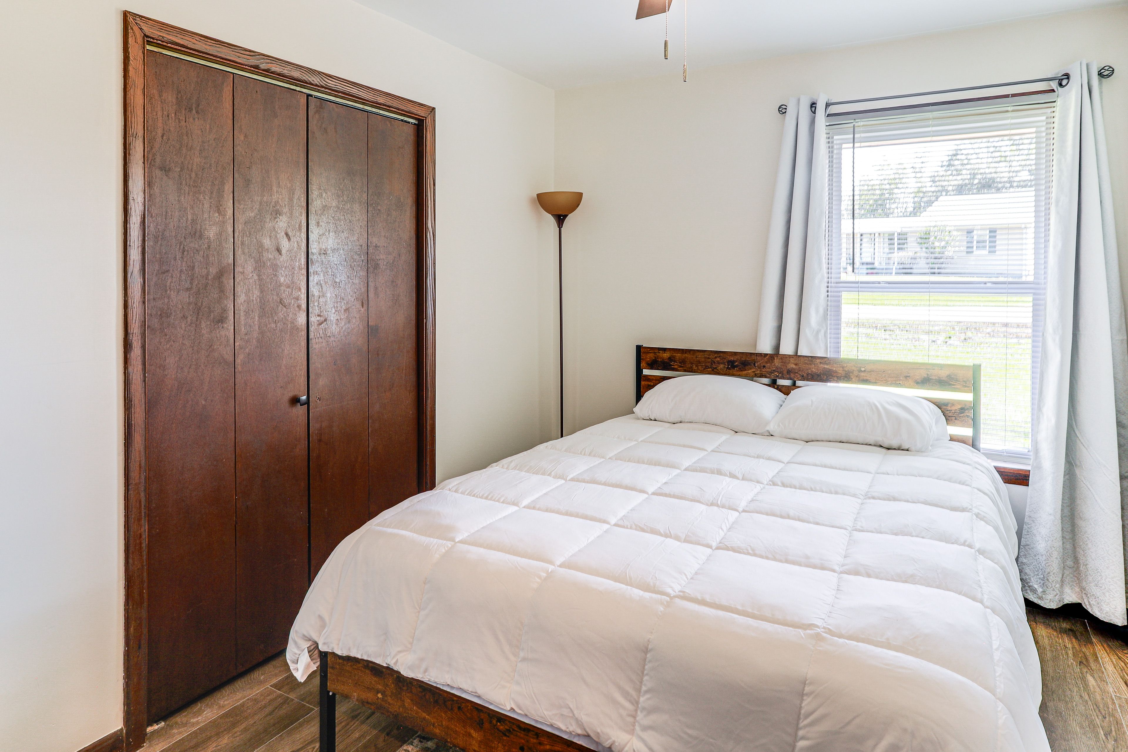 Bedroom 1 | Queen Bed | Smart TV