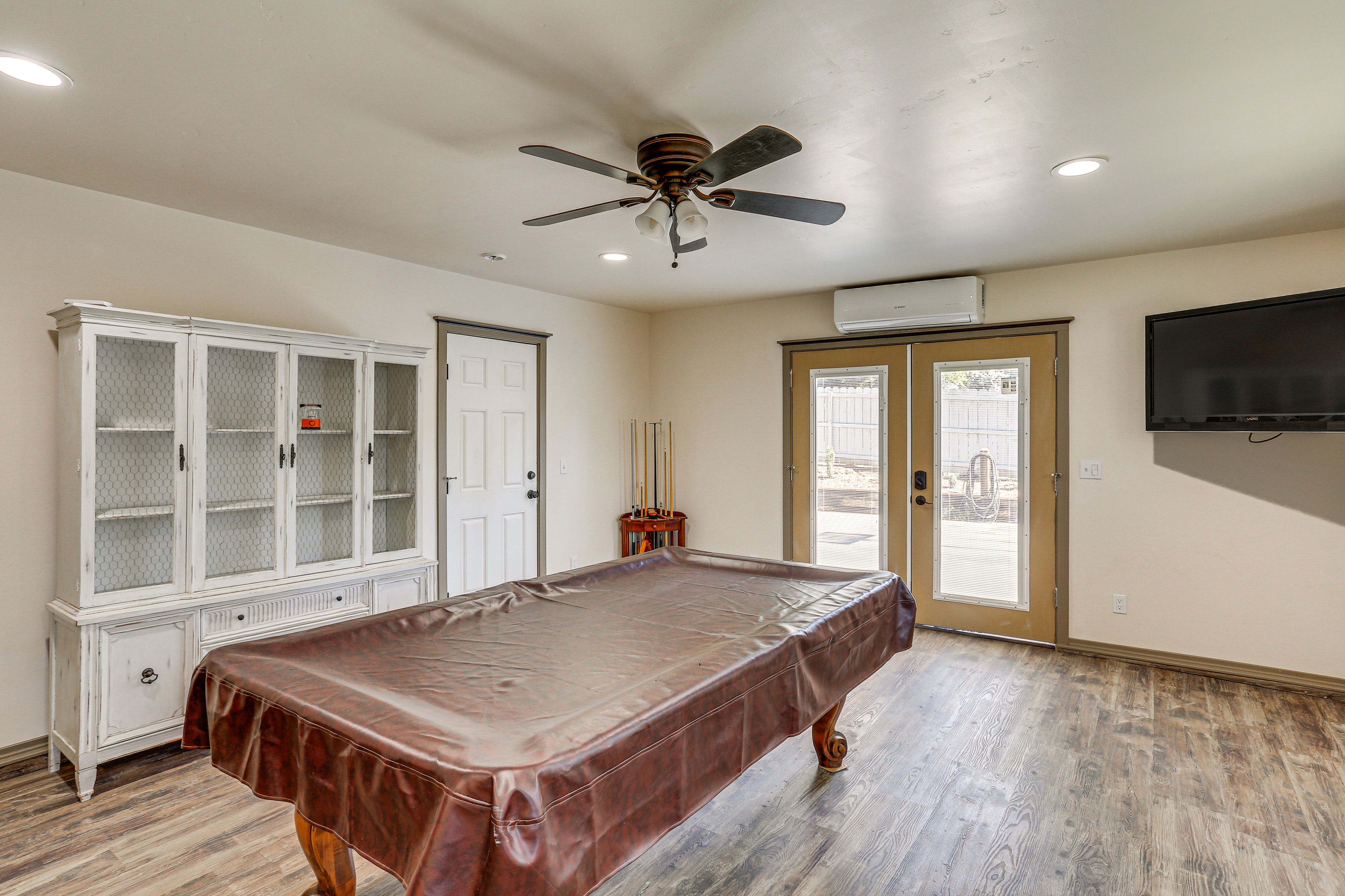 Pool Room | Queen Futon