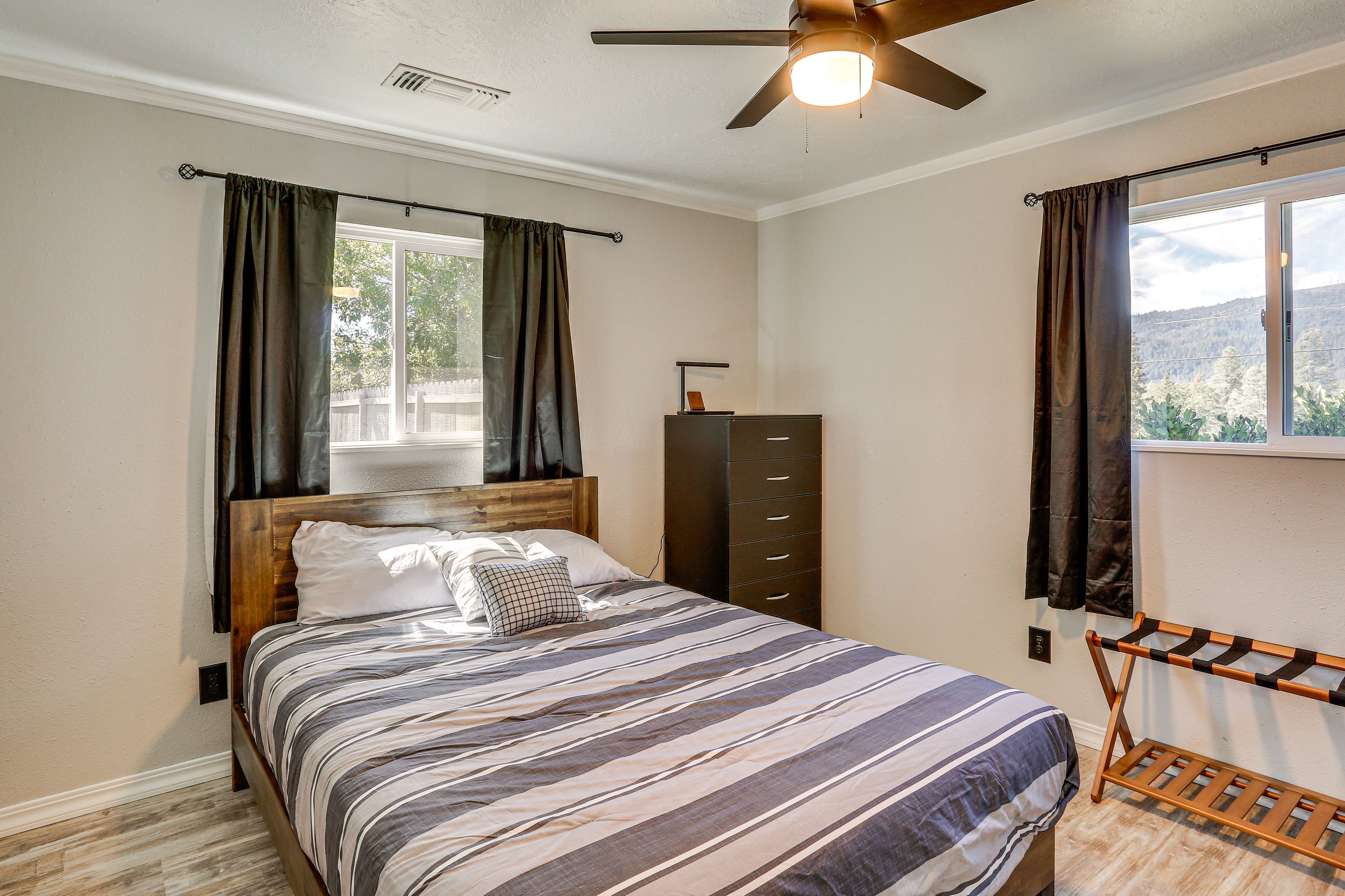 Bedroom 2 | Queen Bed