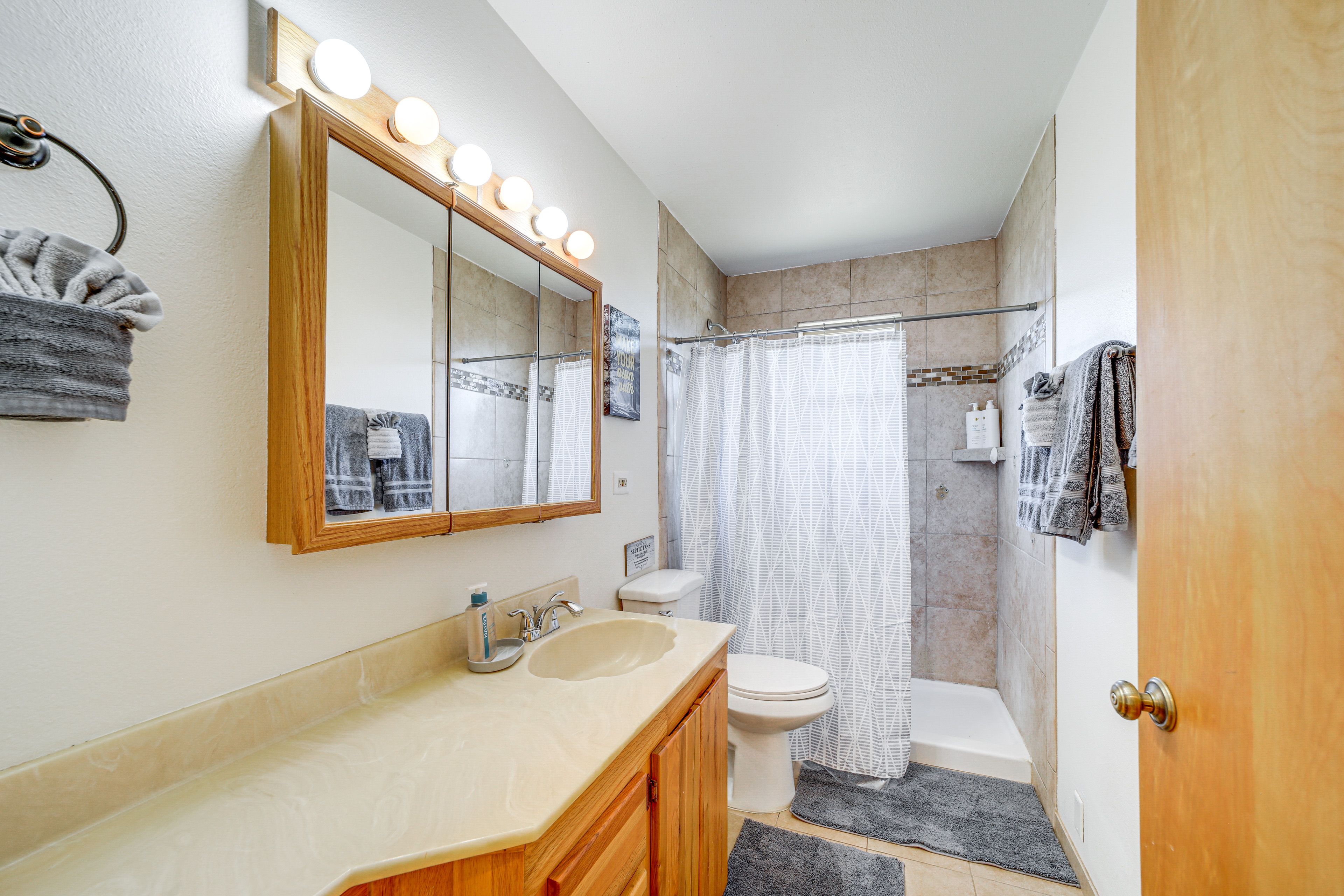 Full Bathroom | Complimentary Toiletries