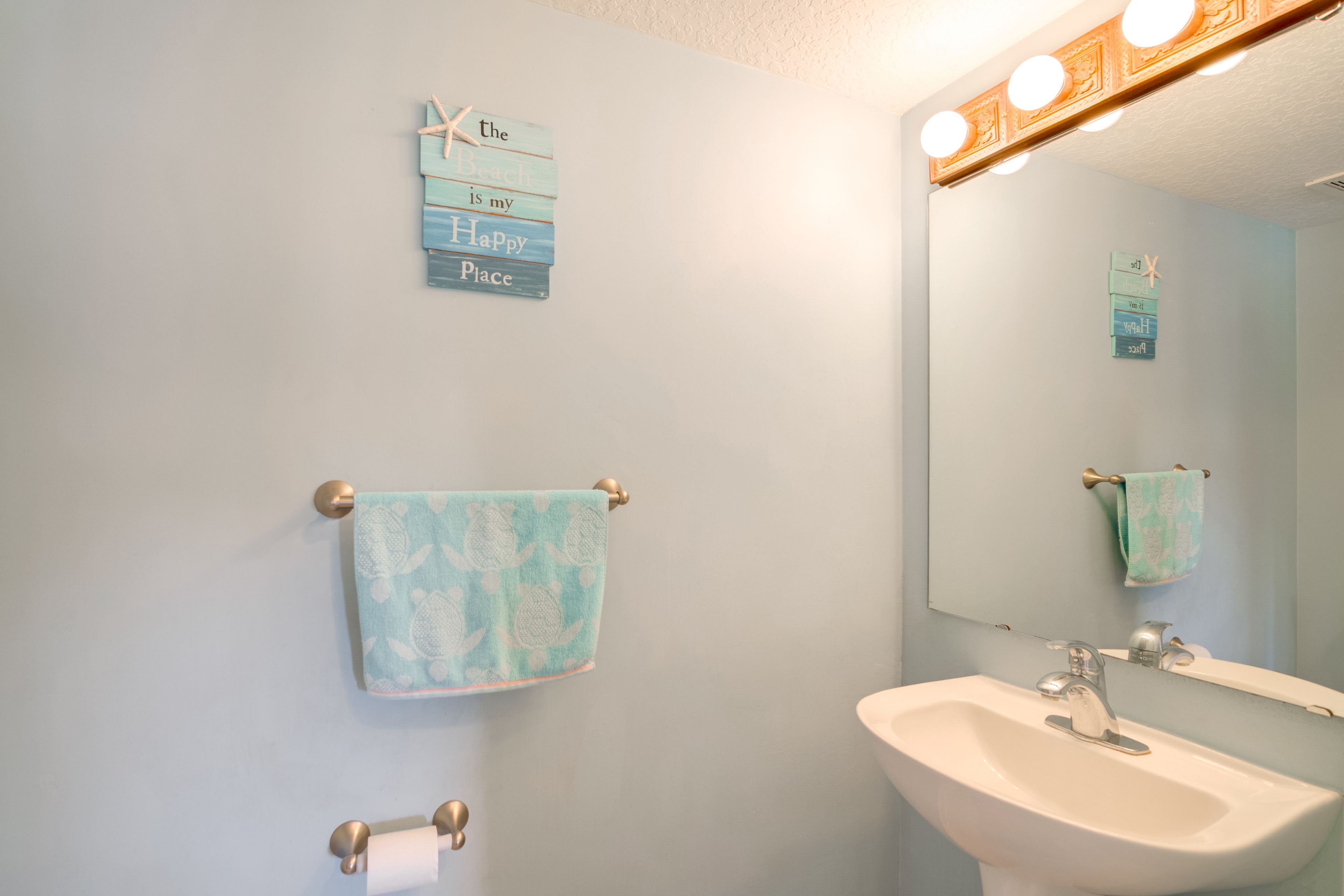 Half Bathroom | 1st Floor | Complimentary Toiletries | Towels Provided