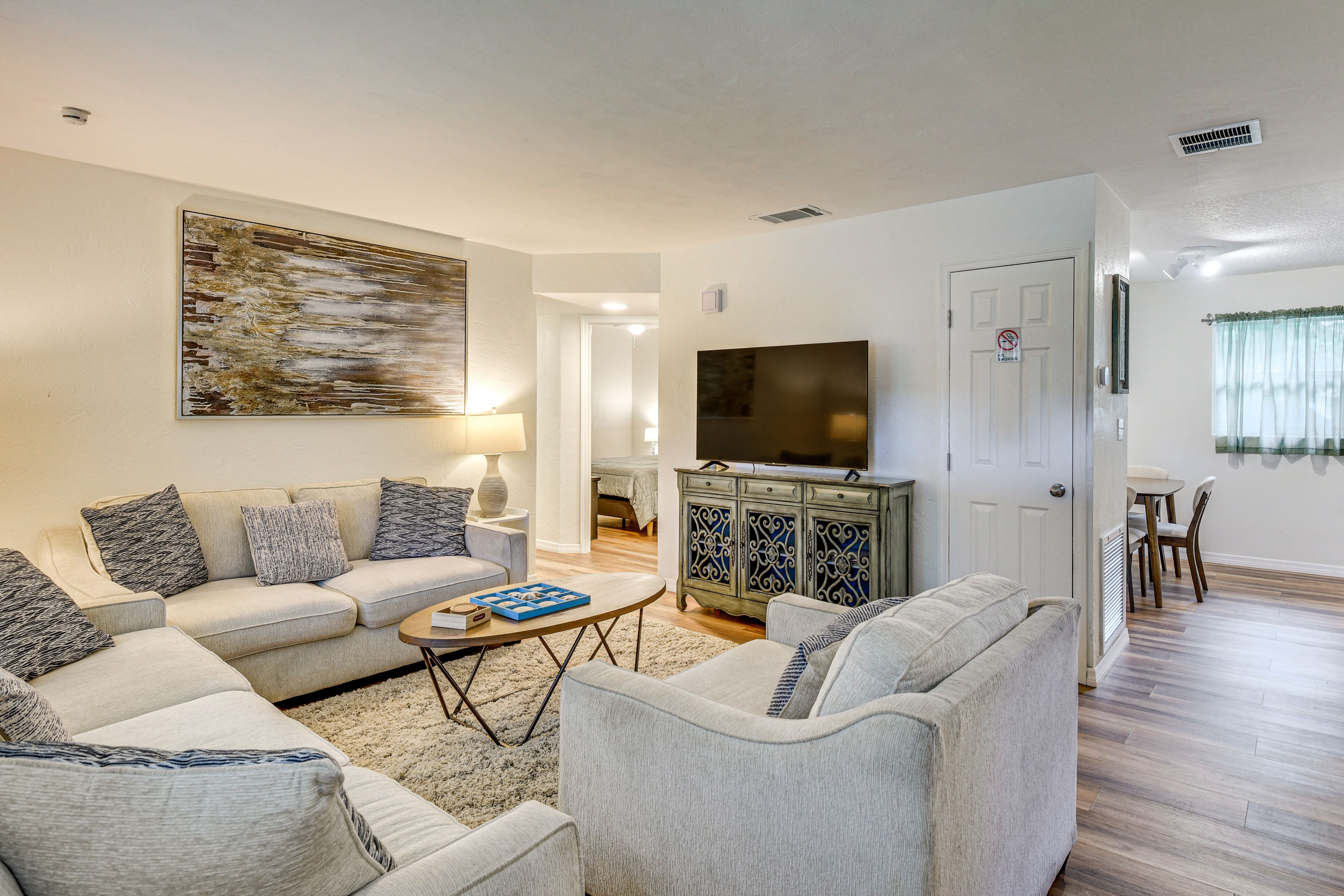 Living Room | Flat-Screen TV | Central Heating & A/C | Free WiFi