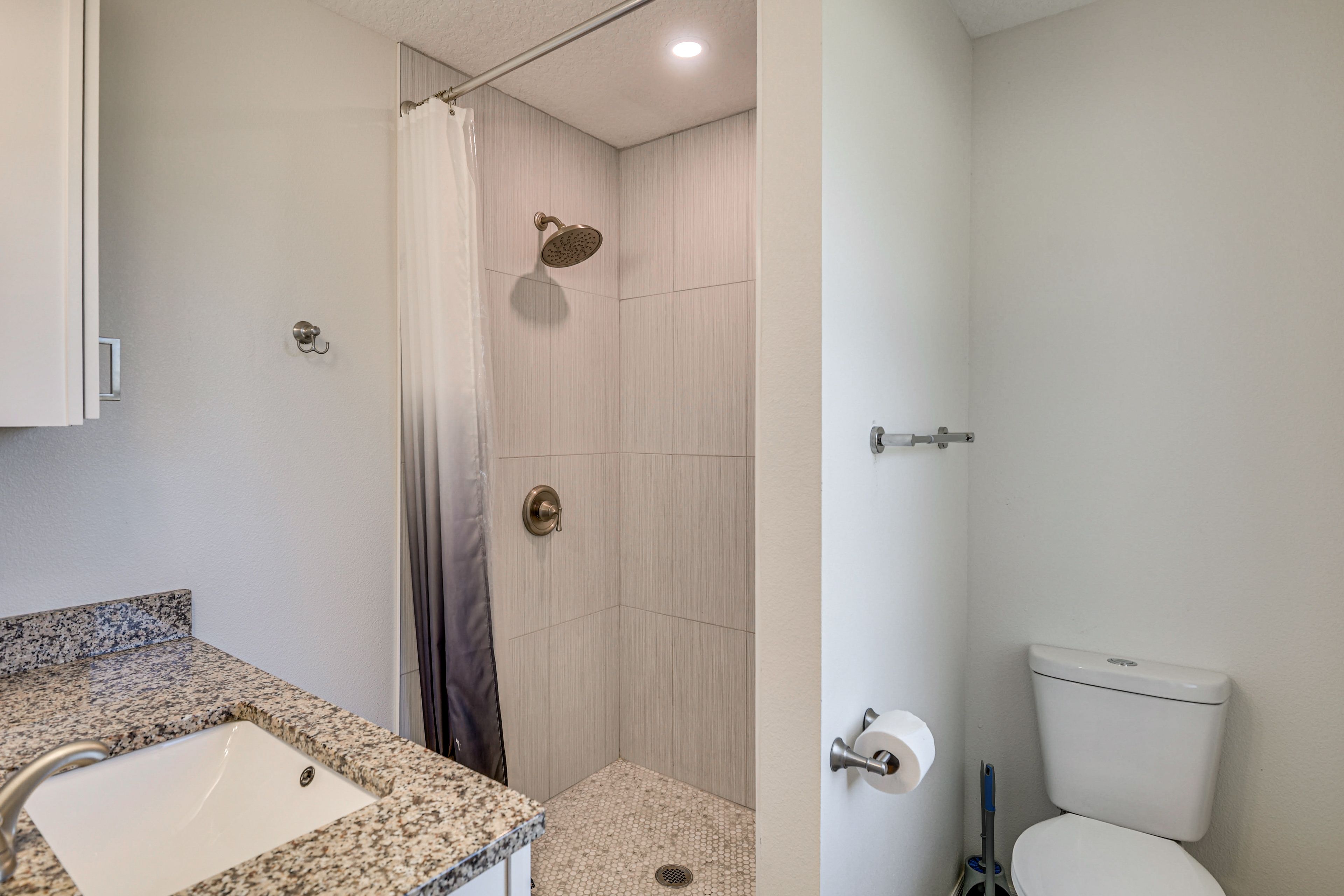Full Bathroom | Complimentary Toiletries | Towels Provided