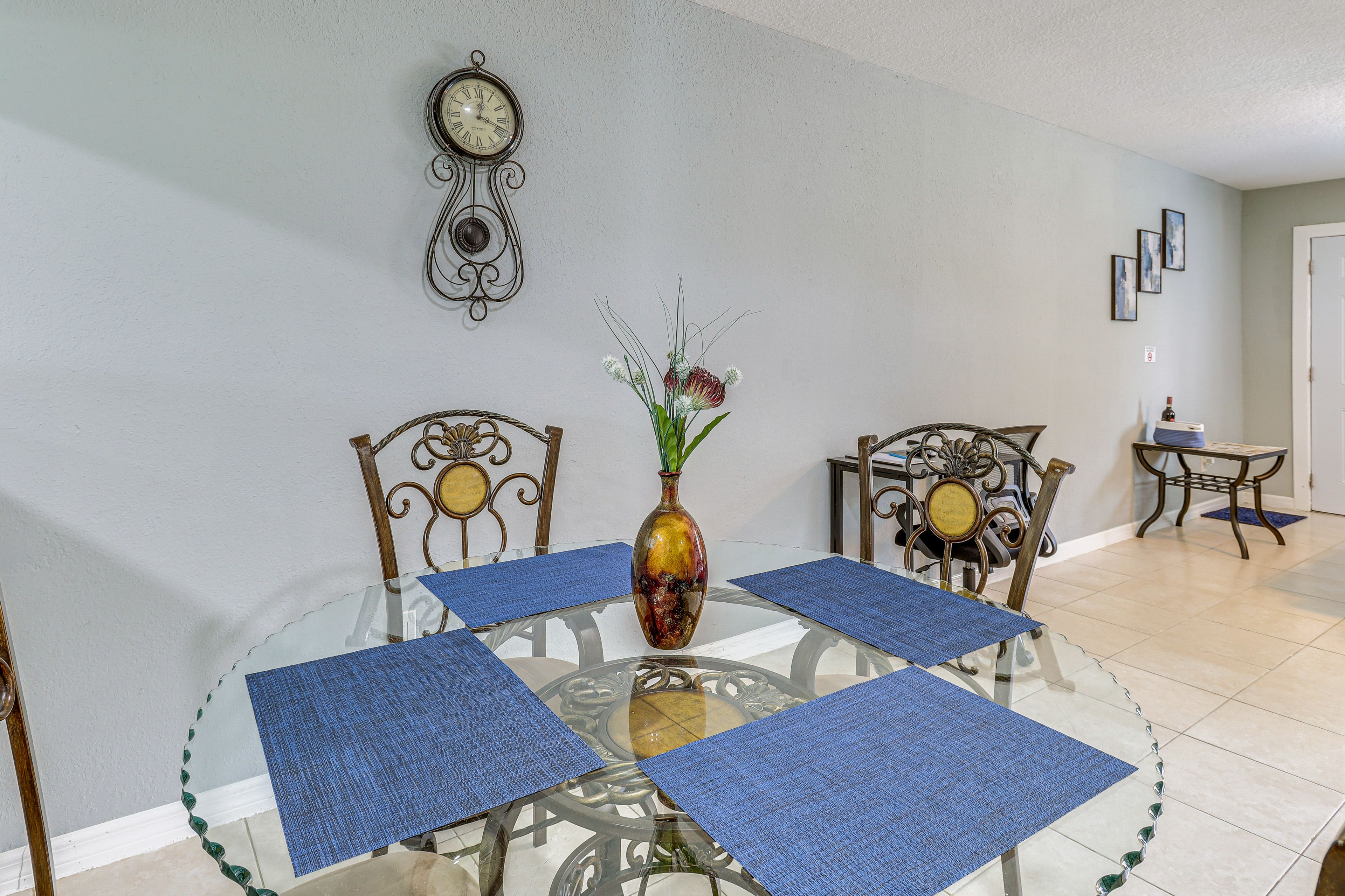 Dining Area | Dishware/Flatware Provided