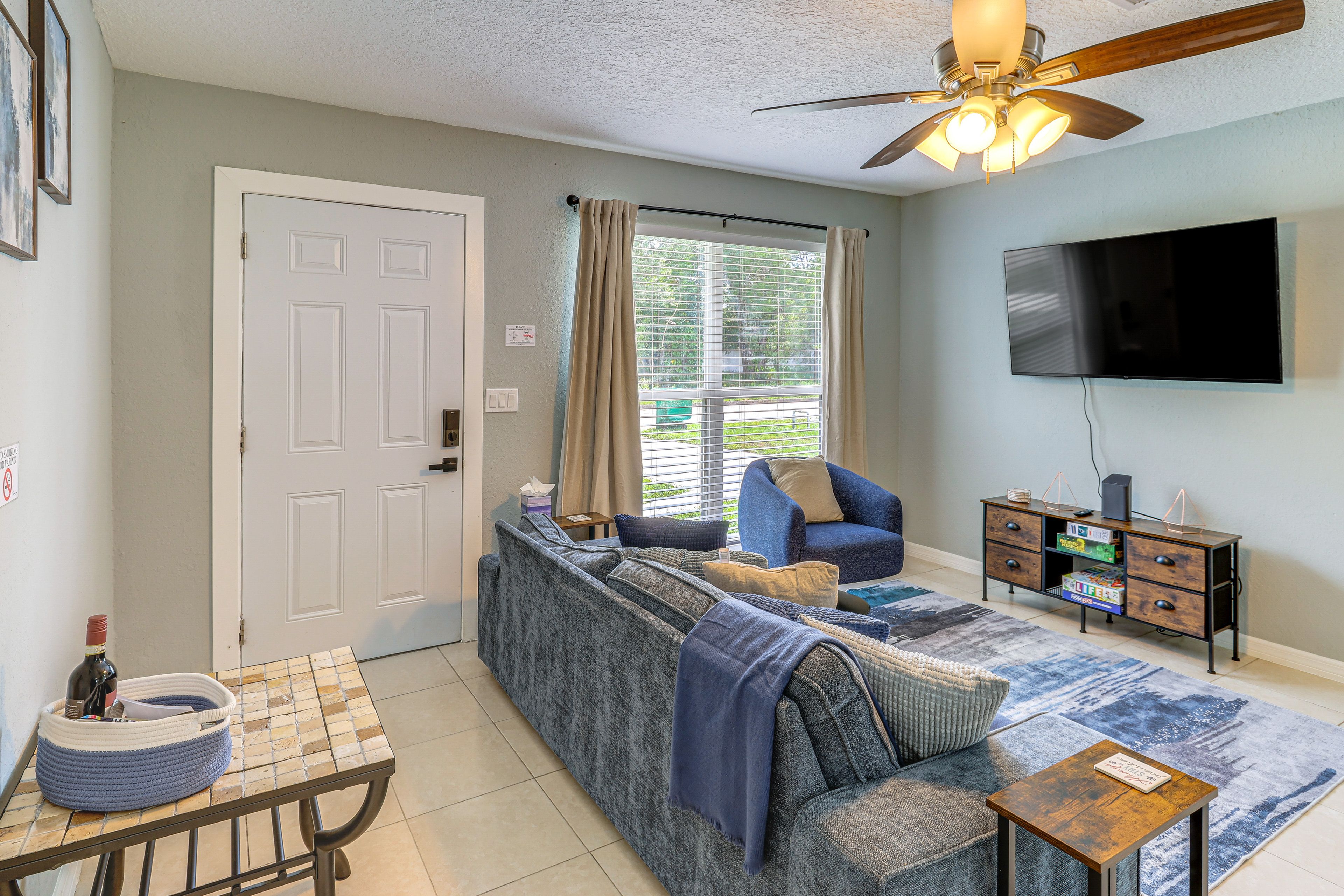 Living Room | Board Games | Smart TV