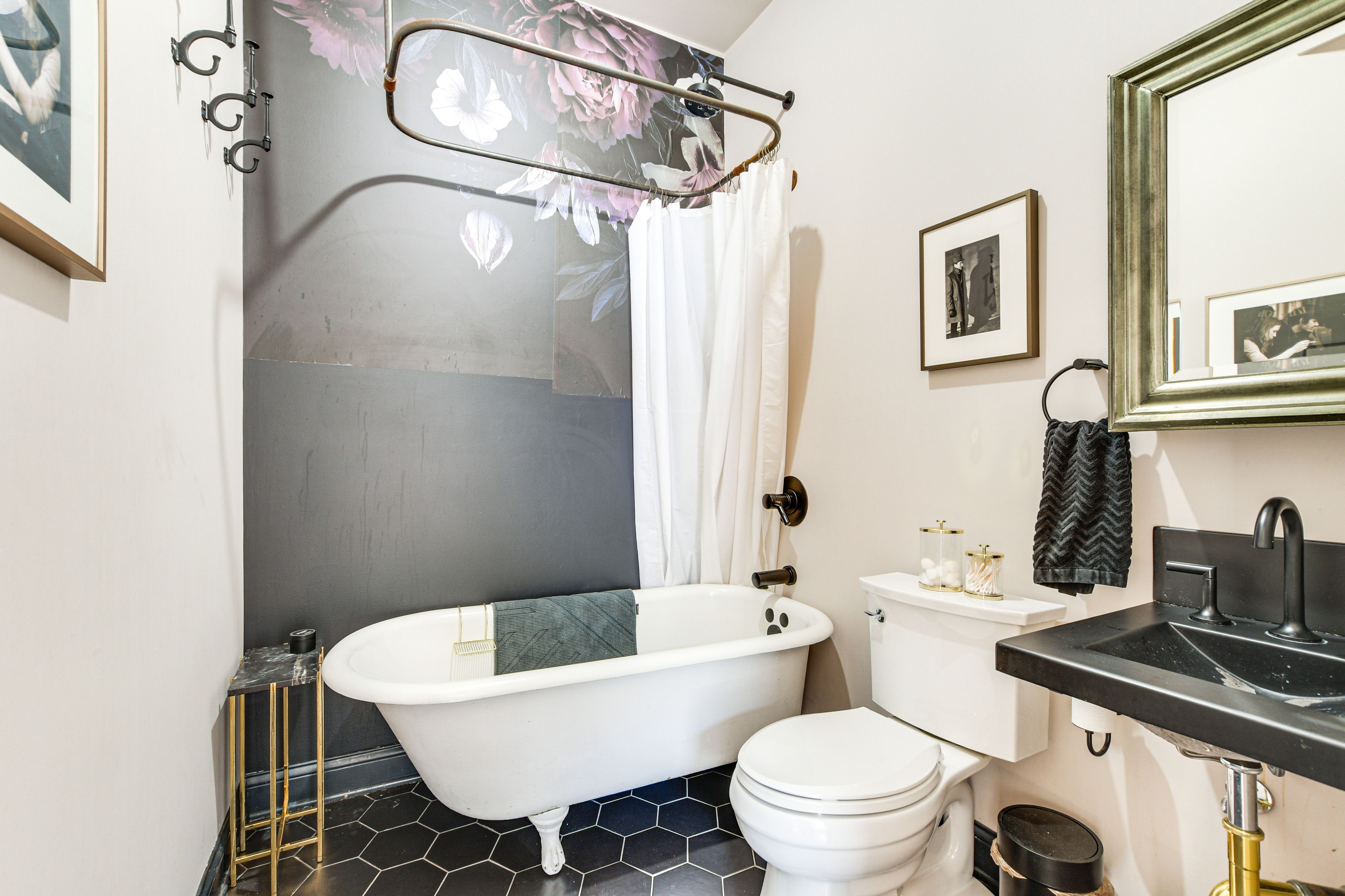 Full Bathroom | Towels Provided | Complimentary Toiletries