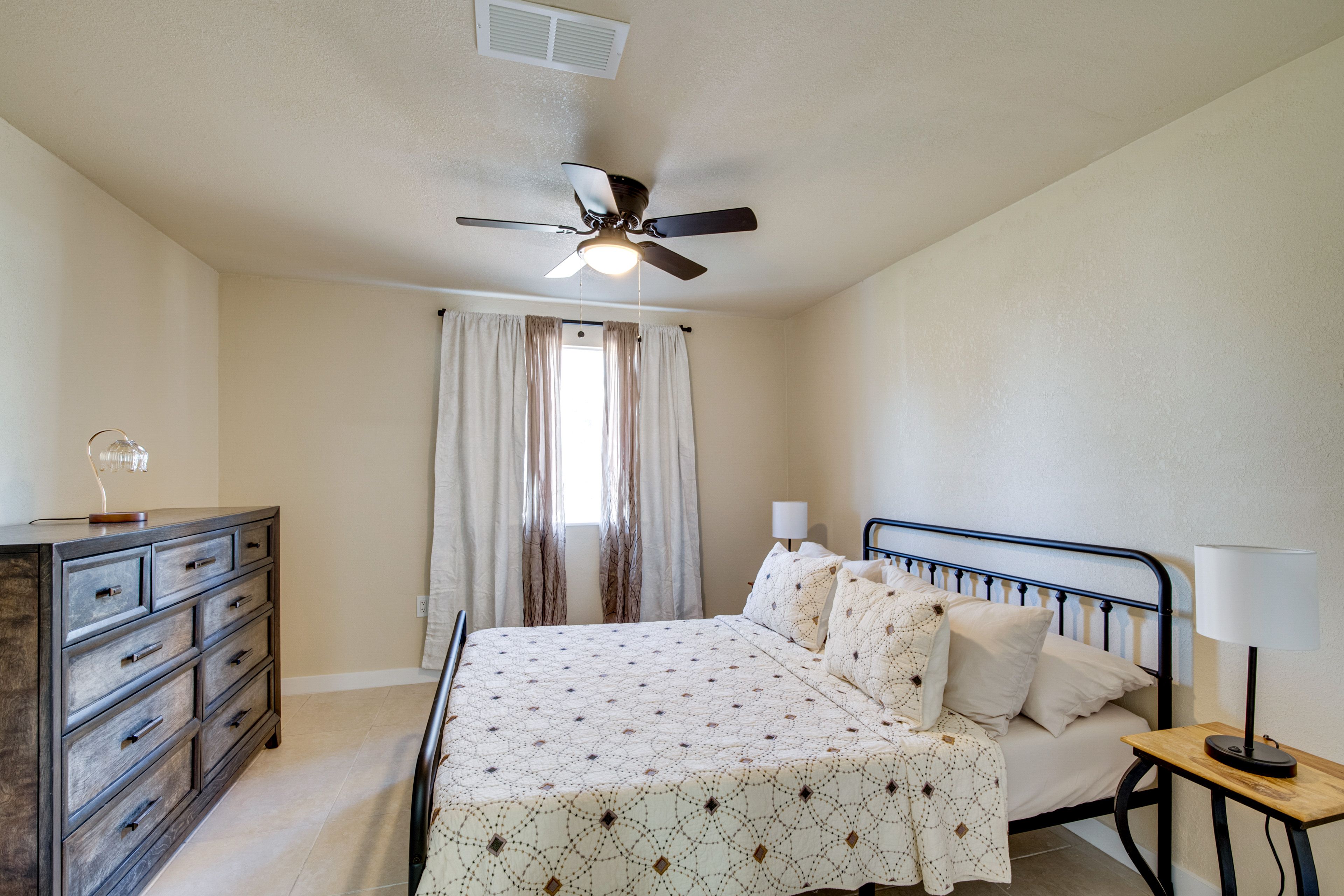 Bedroom 2 | Queen Bed