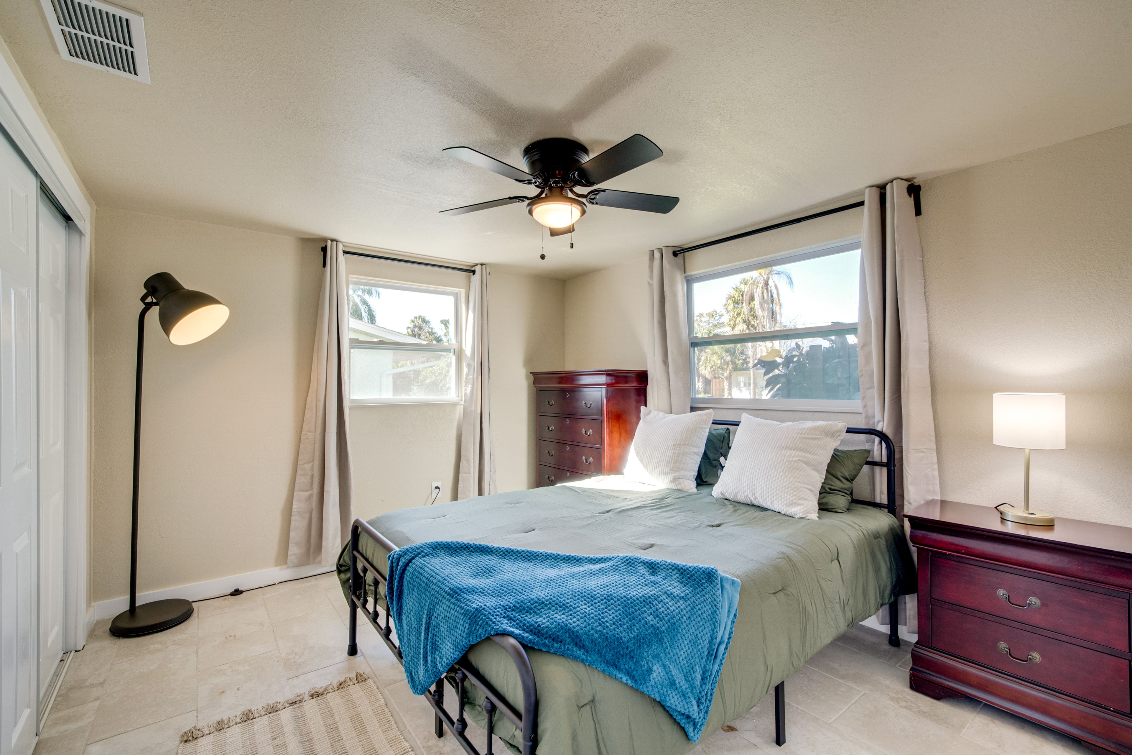 Bedroom 1 | Queen Bed