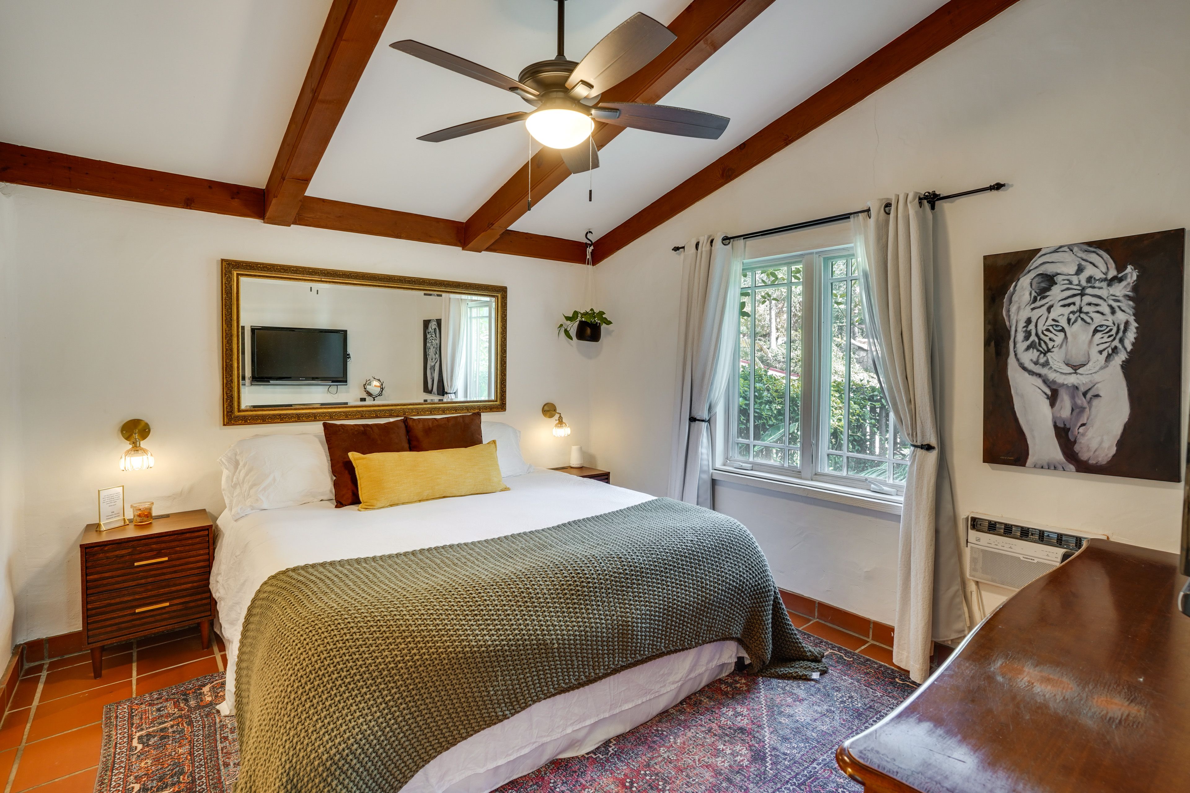 Bedroom Area | King Bed | Linens