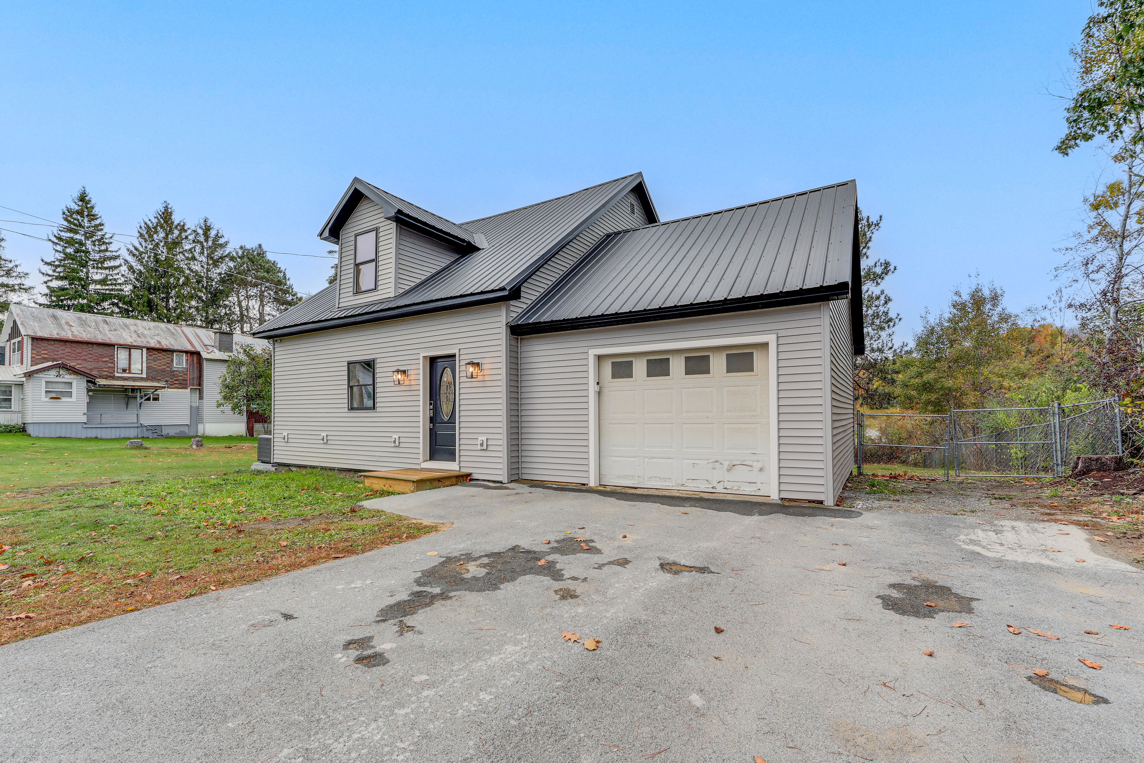 Parking | Garage (1 Vehicle) | Driveway (3 Vehicles) | Trailer Parking on Grass