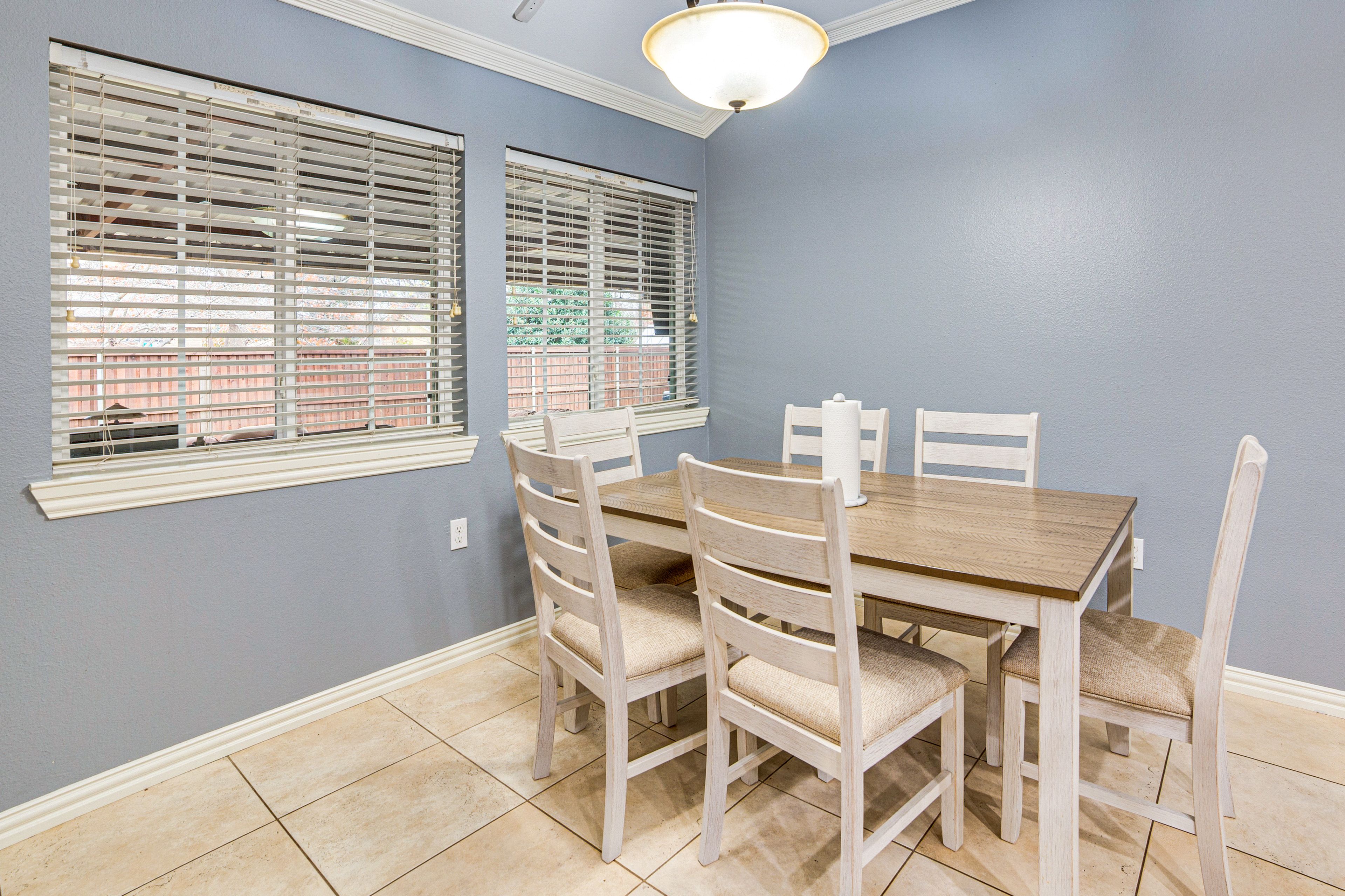 Dining Table | Dishware/Flatware