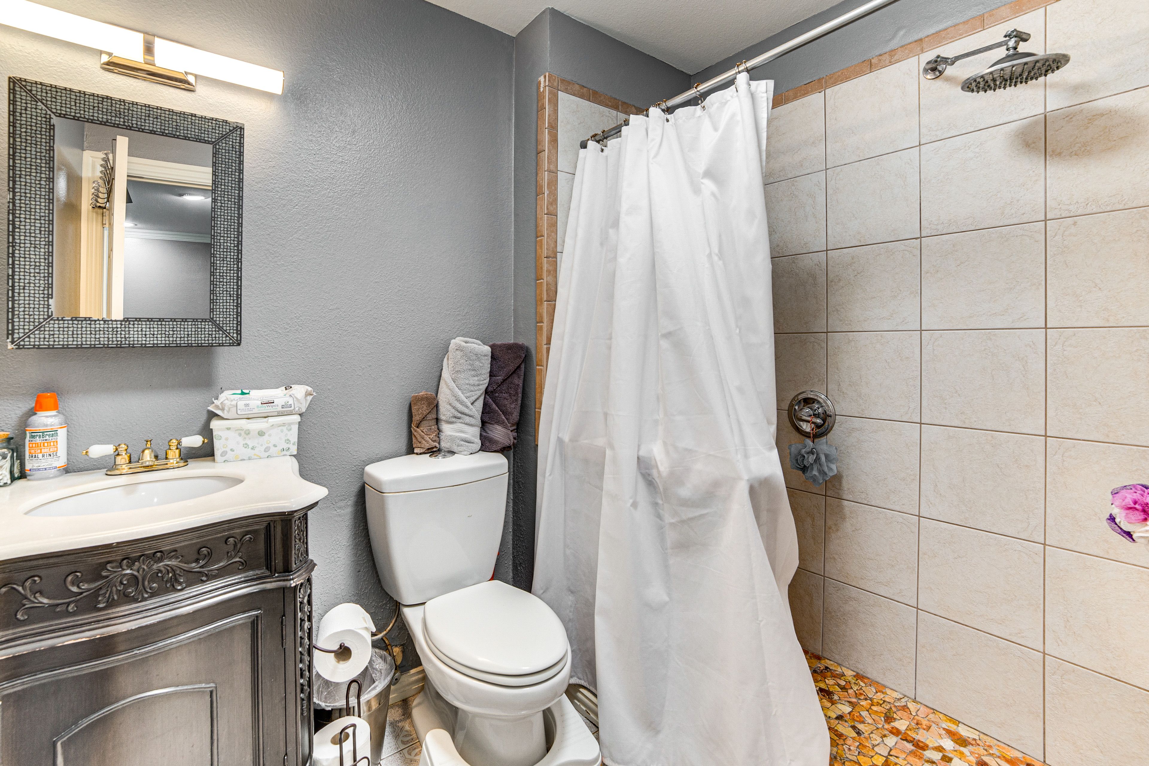 Full Bathroom | Towels Provided