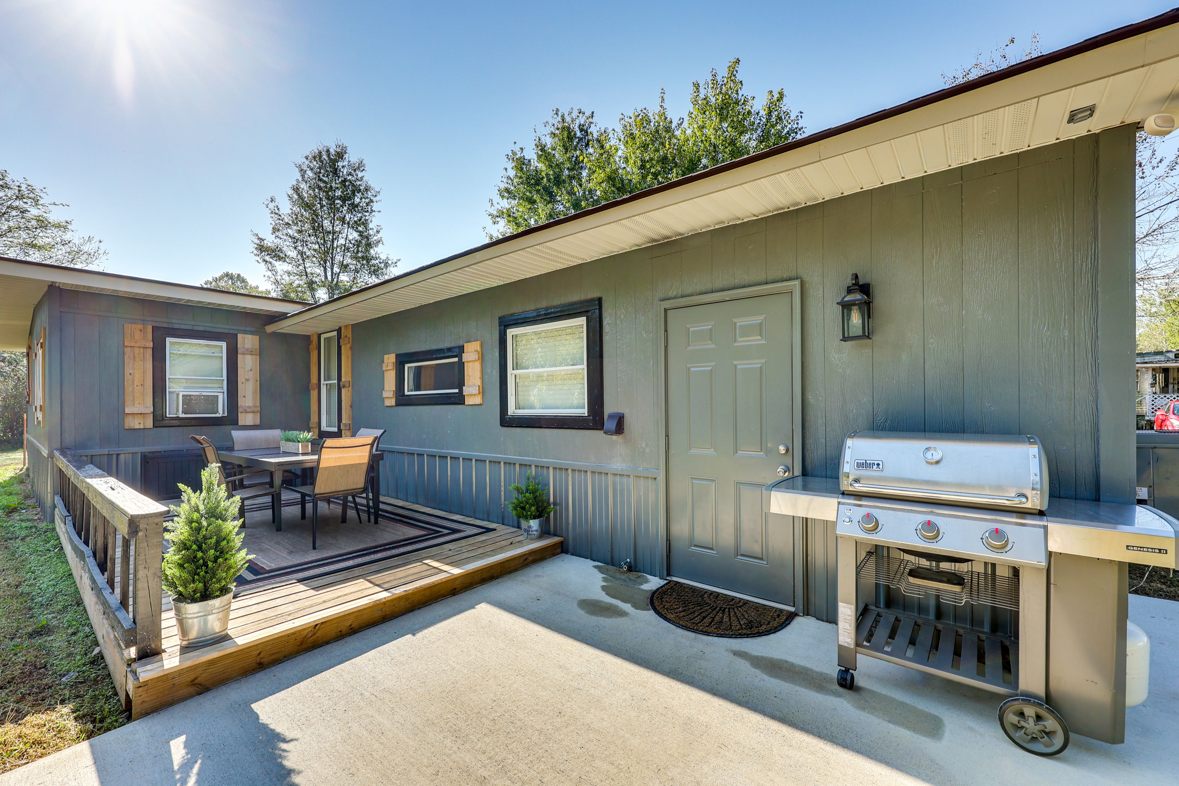 Patio | Charcoal & Gas Grills | Dining Table
