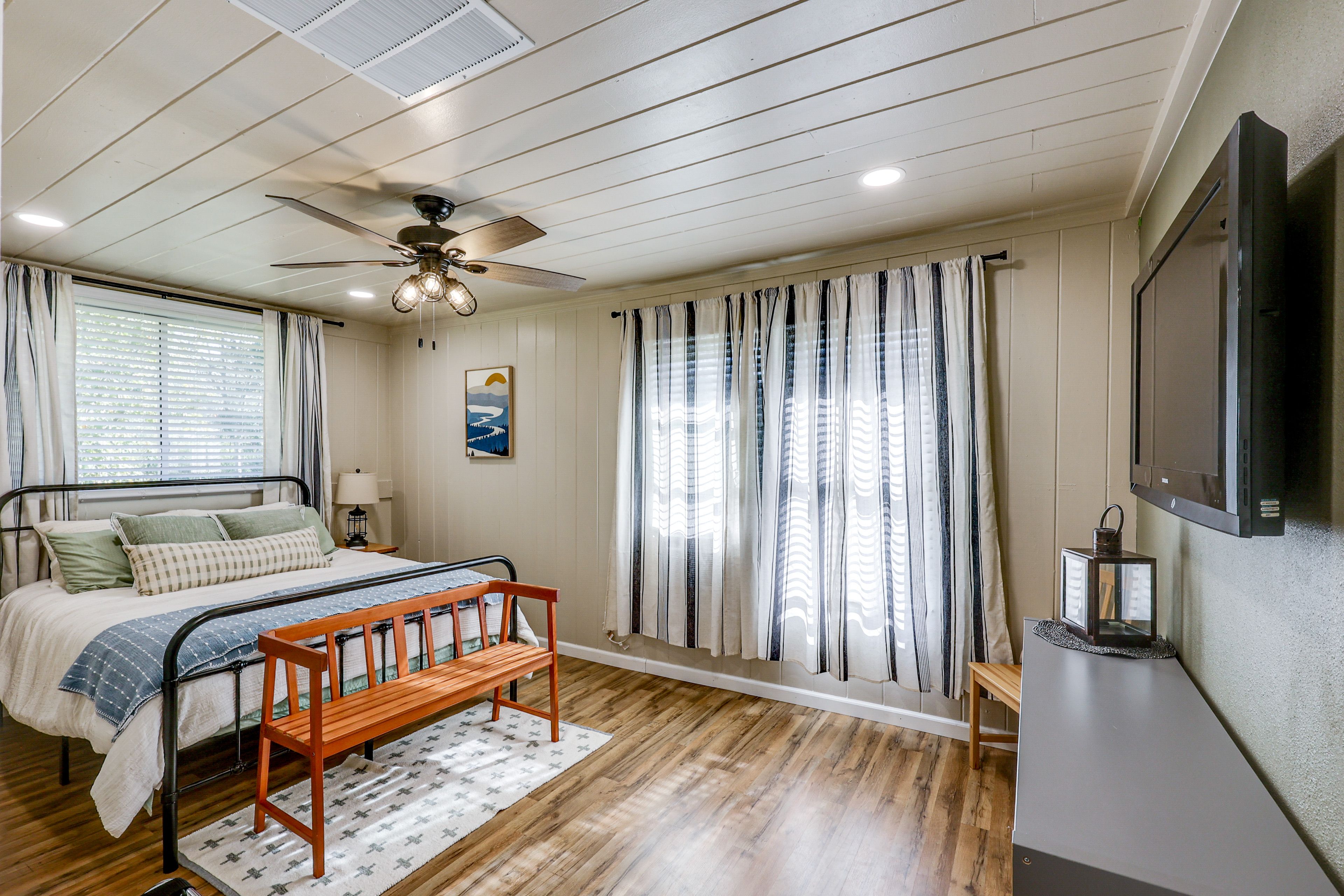 Bedroom 2 | Queen Bed