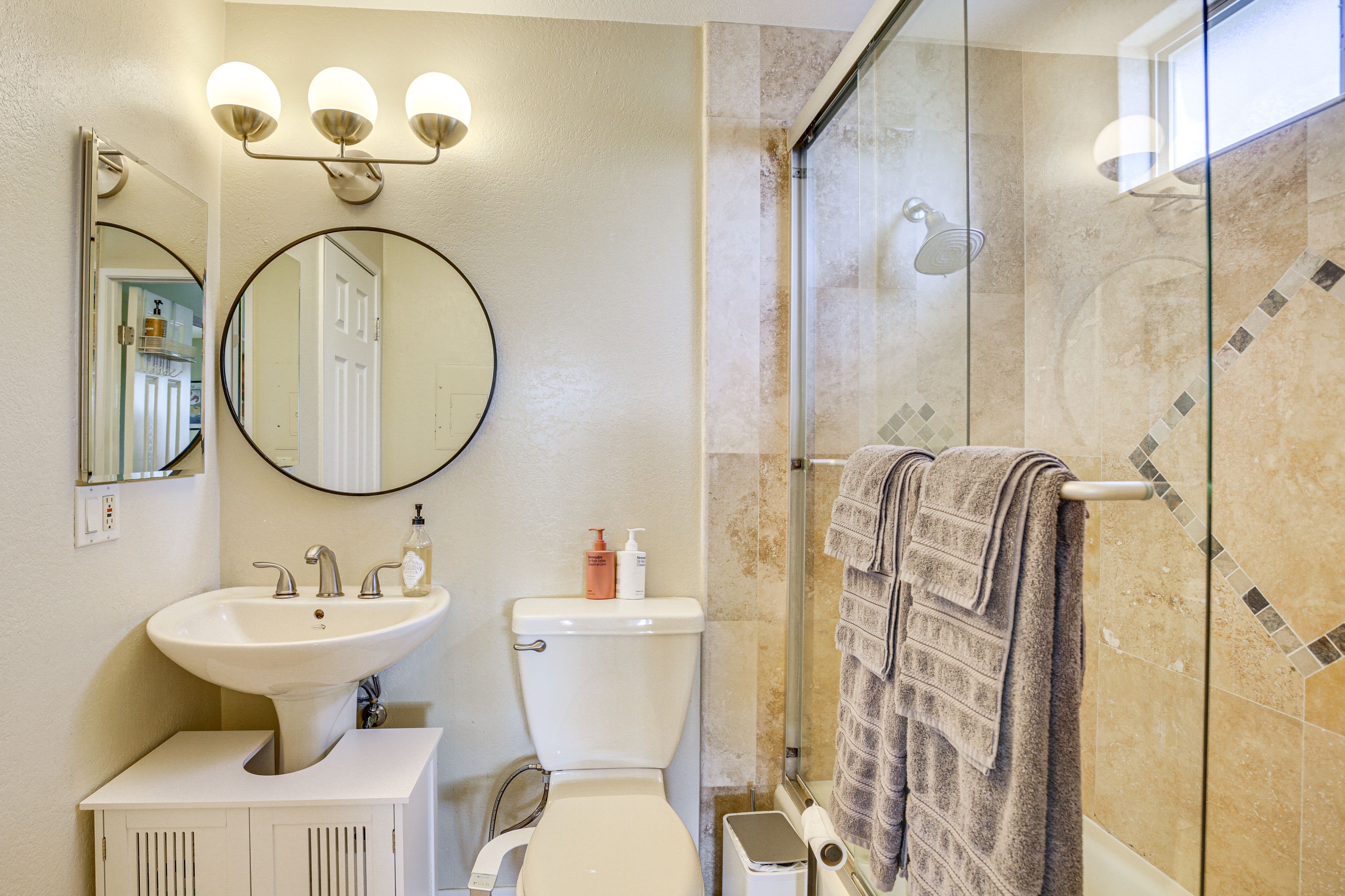 Full Bathroom | Towels Provided | Complimentary Toiletries