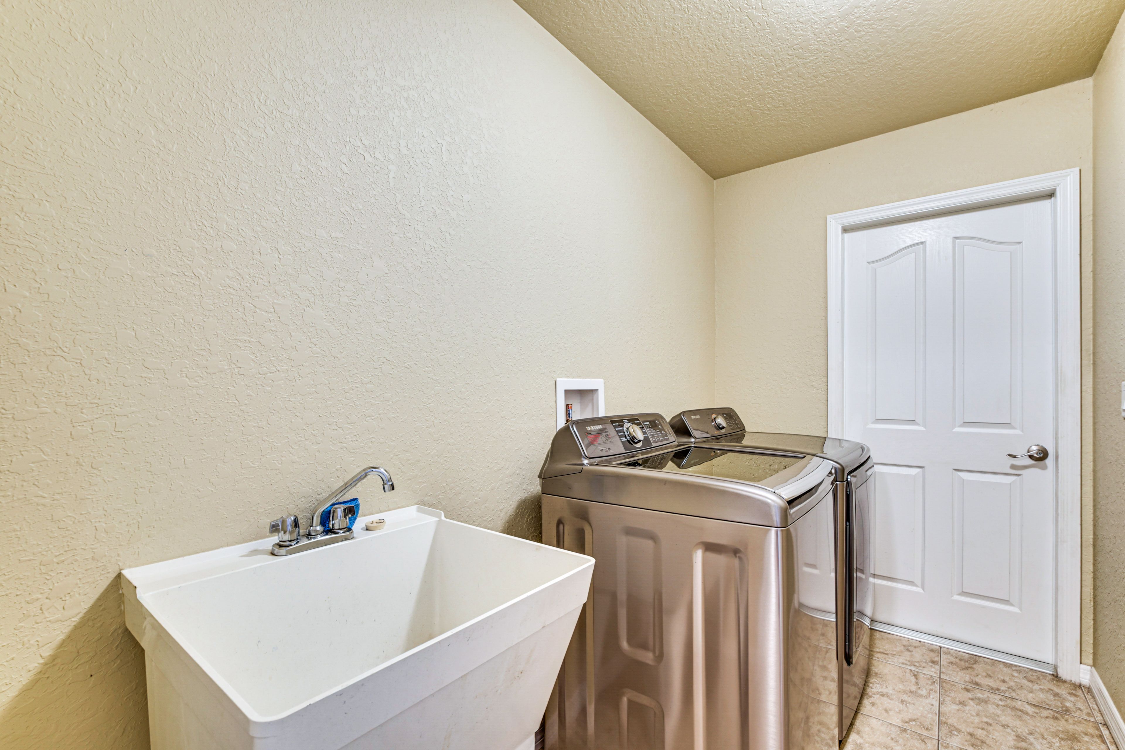 Laundry Room | Washer & Dryer