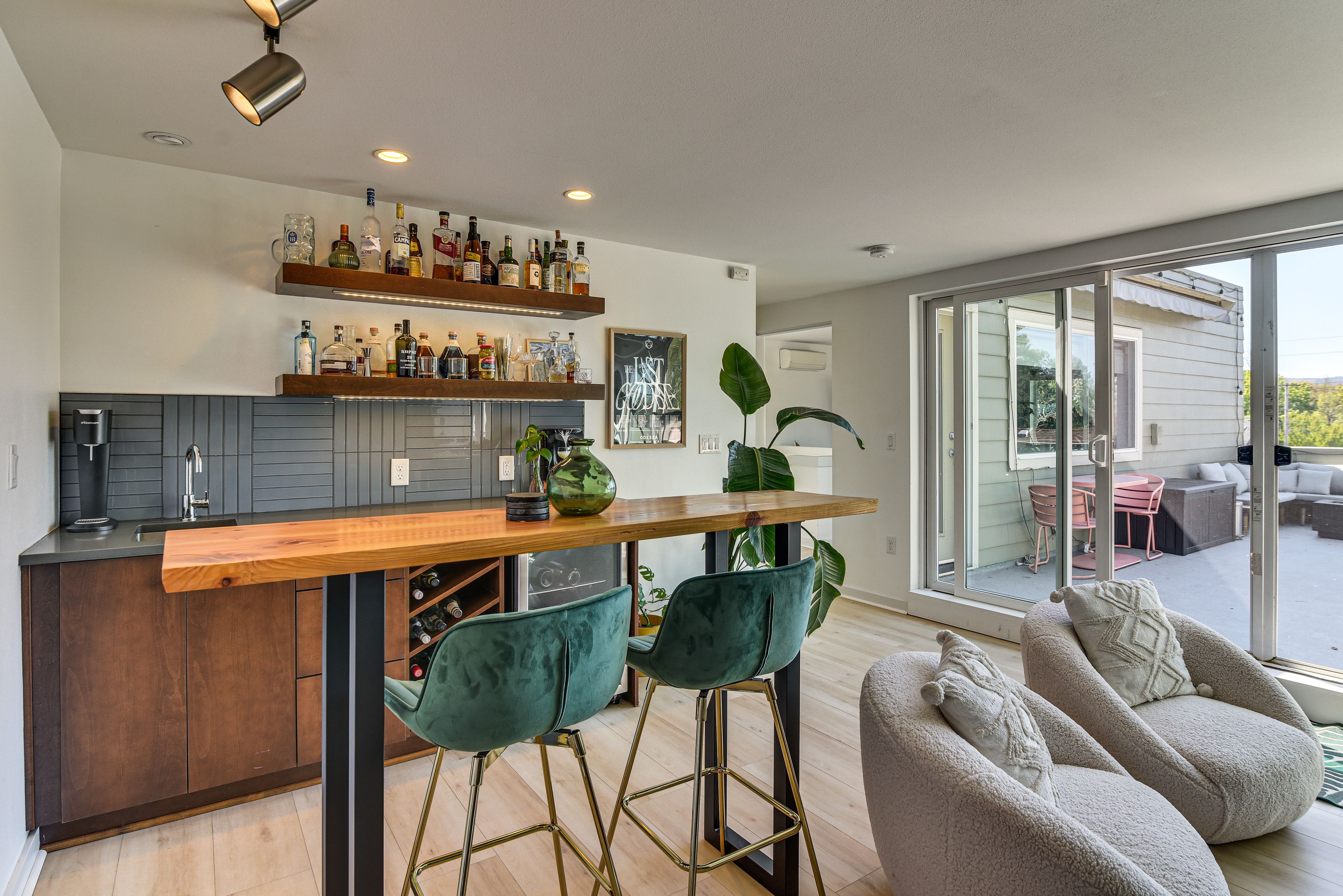 Lounge w/ Bar | 3rd Floor