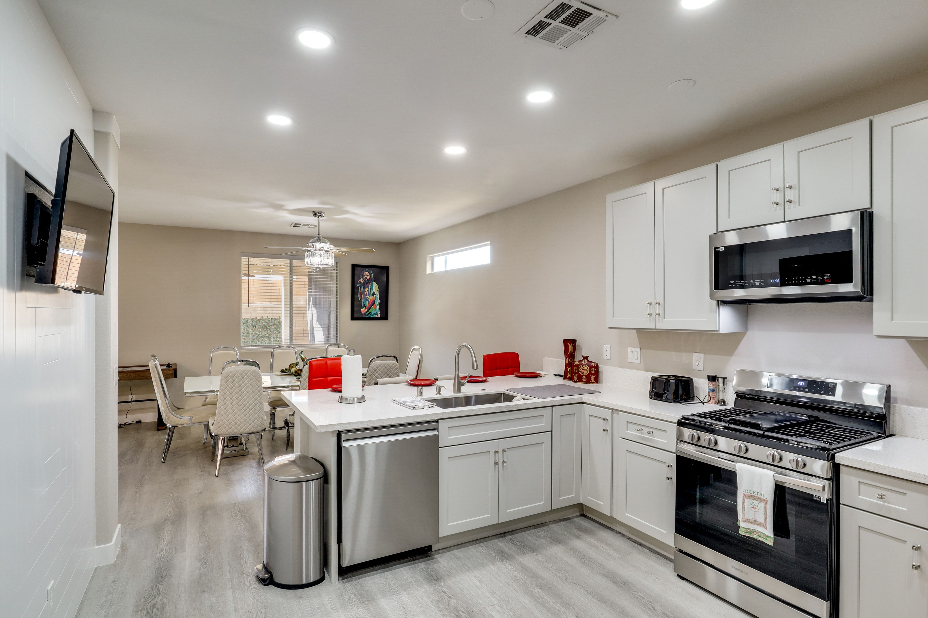 Kitchen | Dishwasher | Toaster | 1st Floor