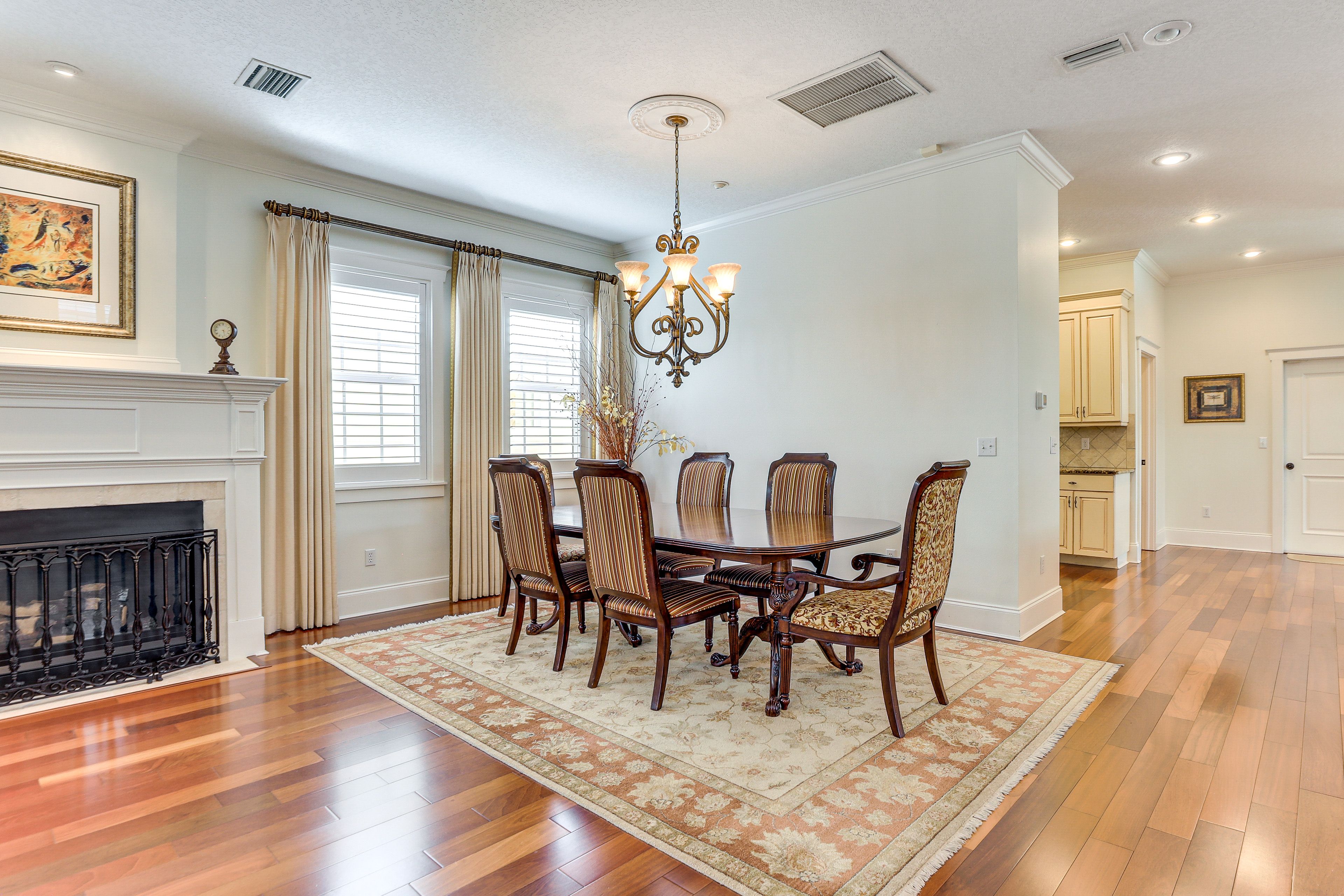 Dining Area | Dishware/Flatware Provided | 1st Floor