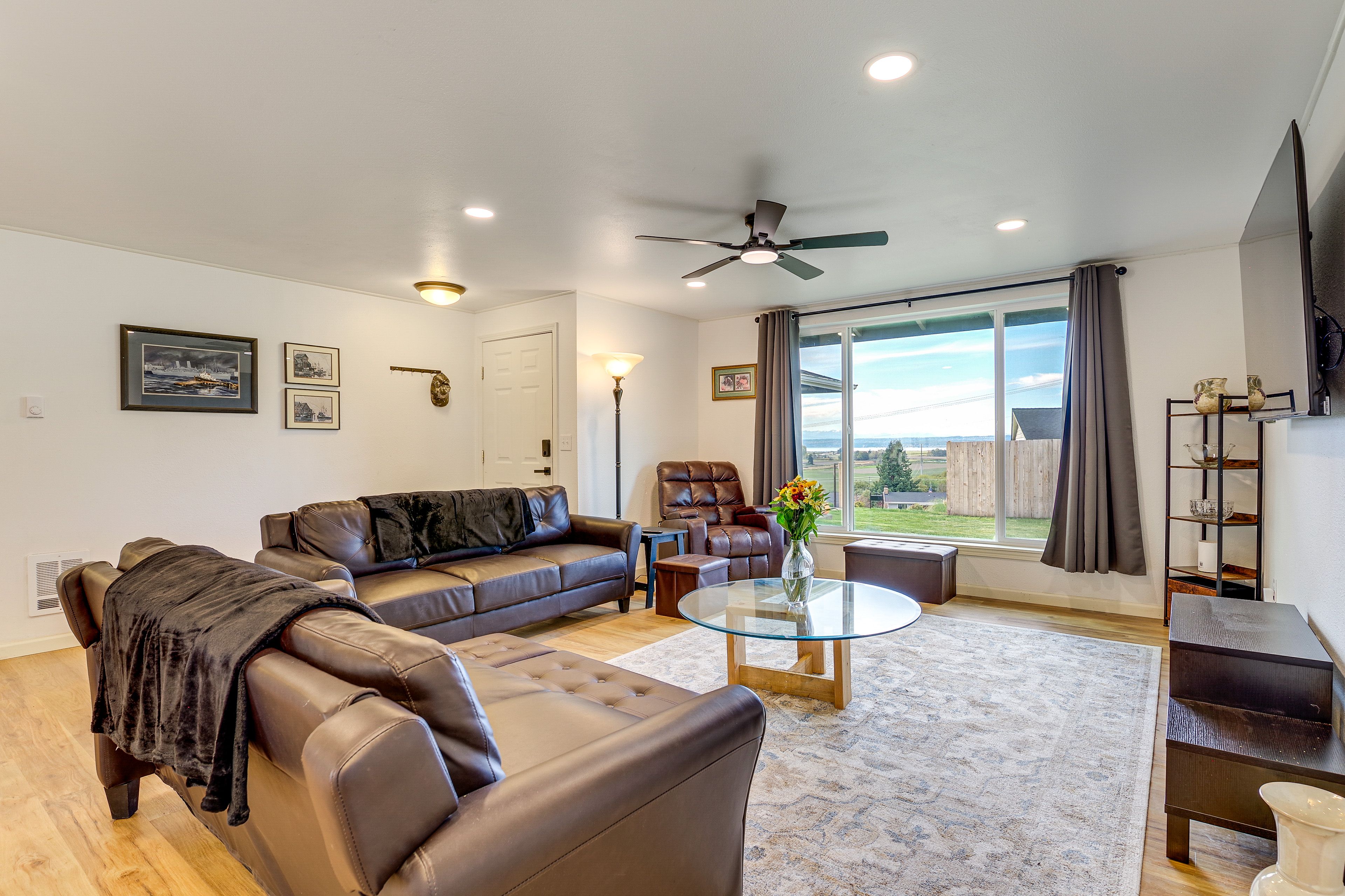 Living Room | Smart TV | Free WiFi