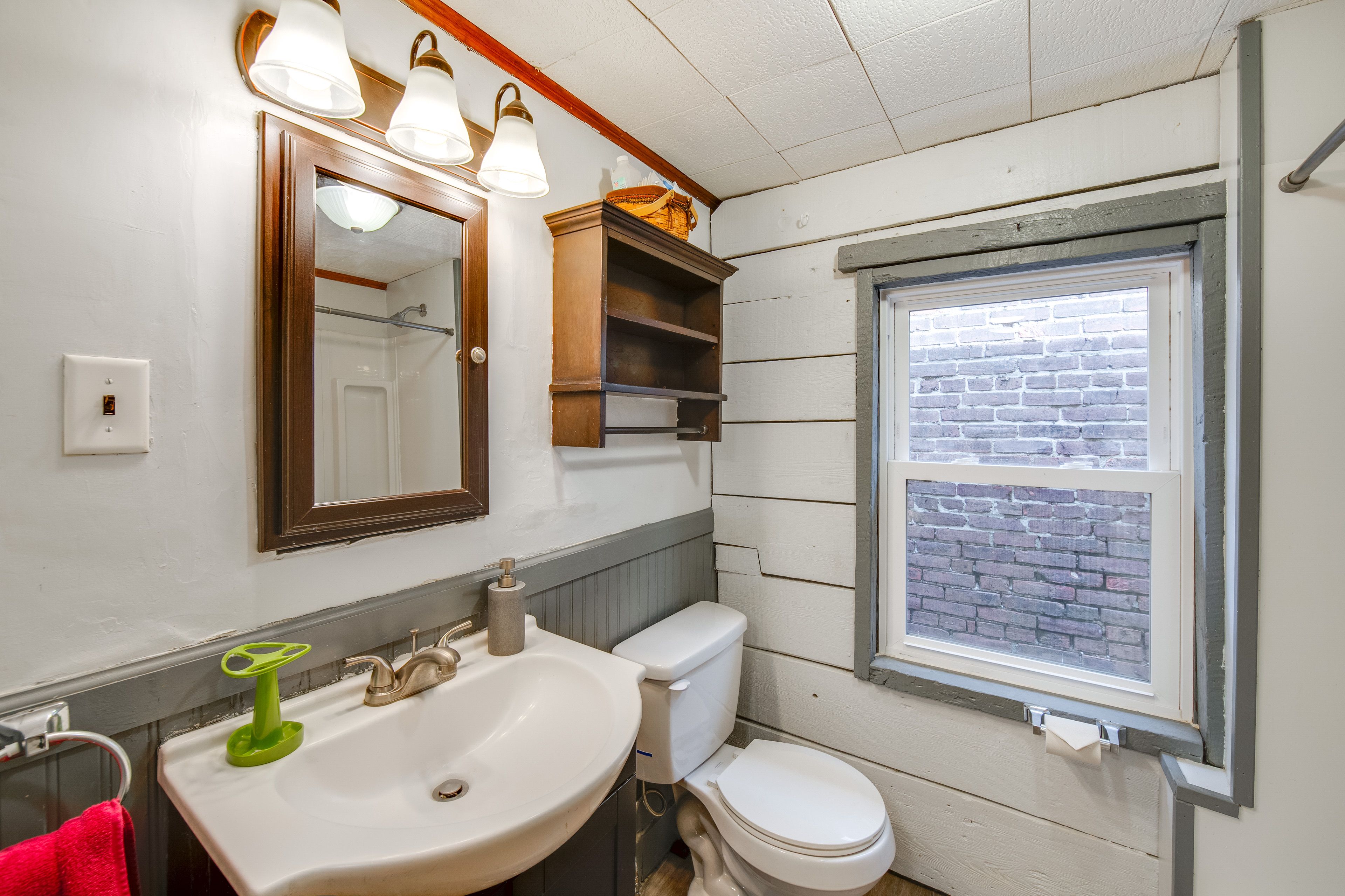 Bathroom | 2nd Floor